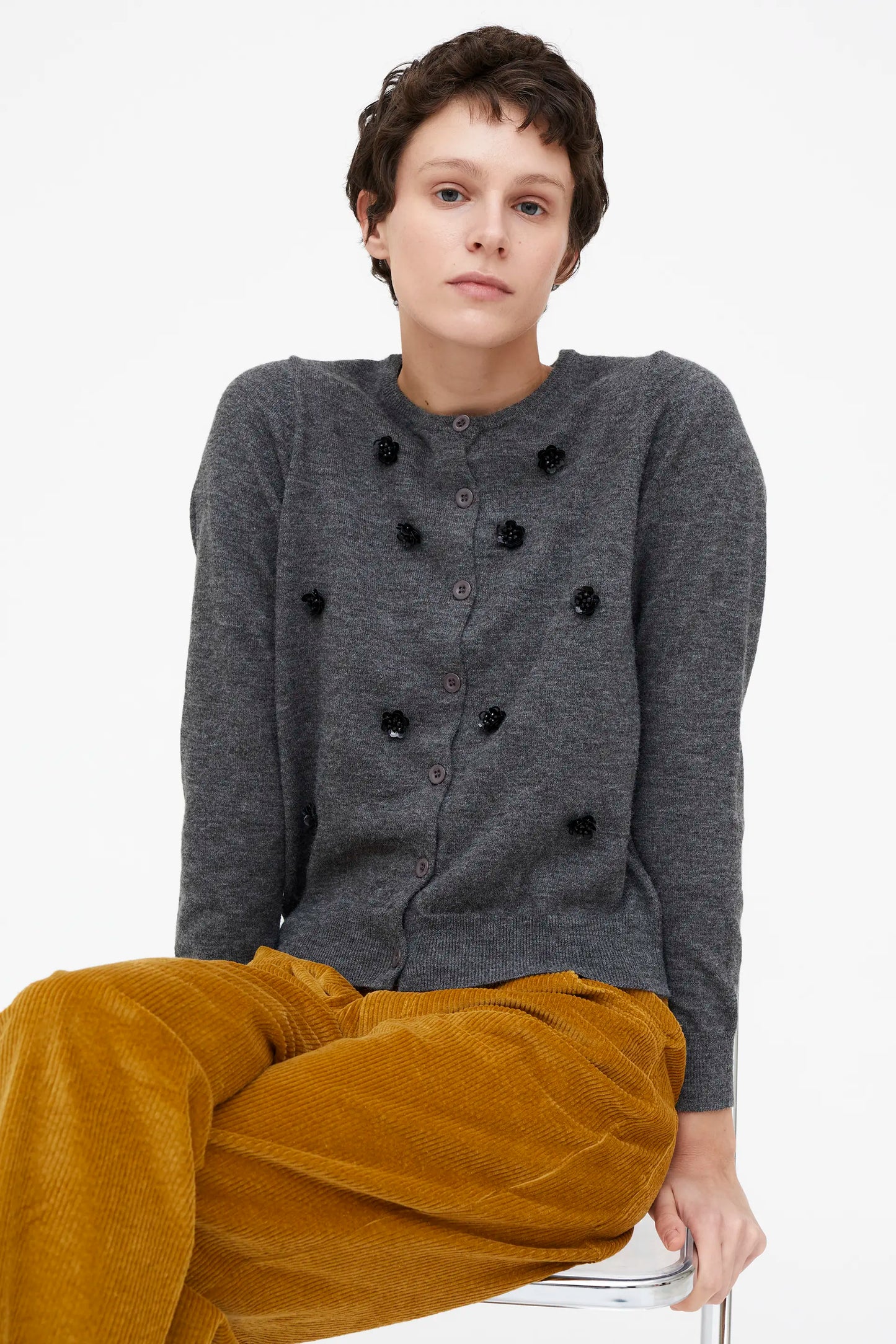 Cárdigan punto gris con flores de lentejuelas