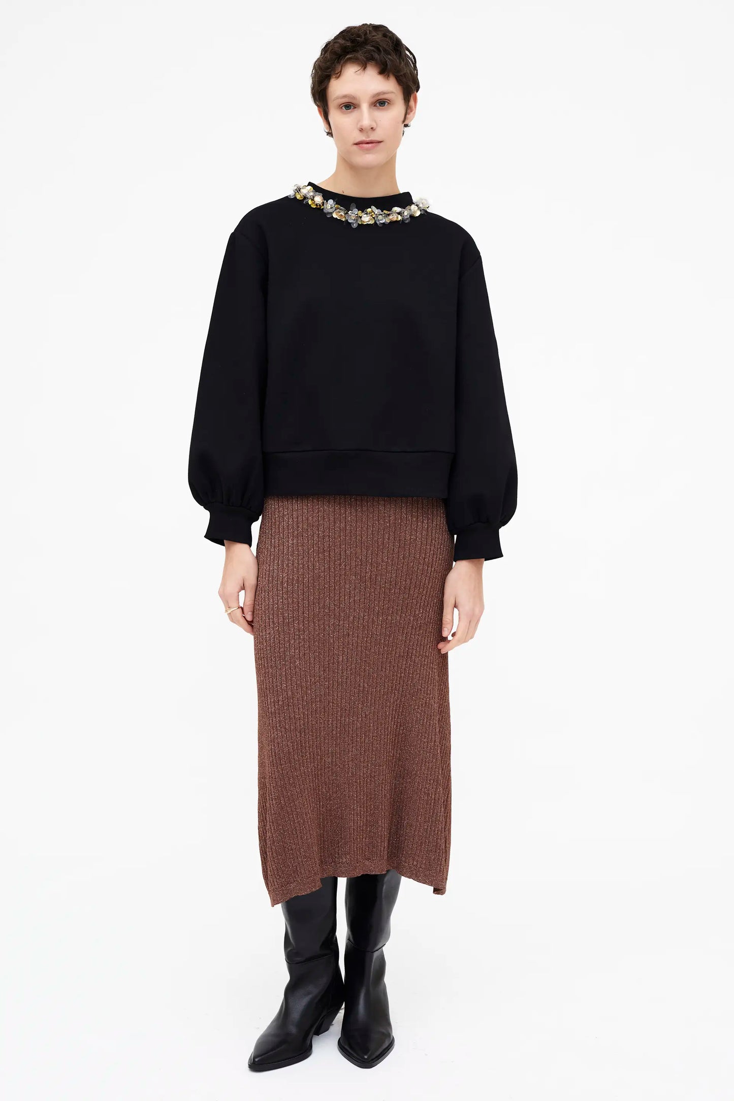 Sudadera negra con cuello joya