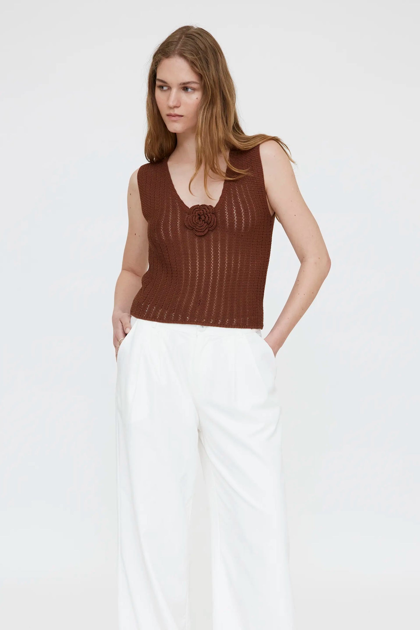 Top punto calado marrón