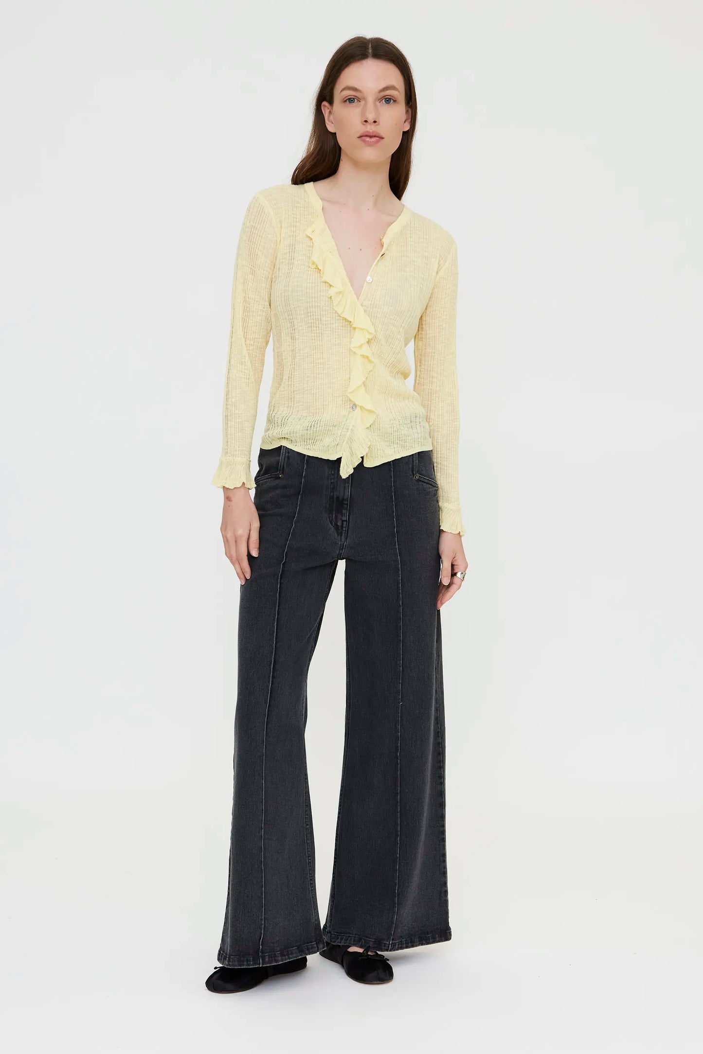 Cárdigan de punto color amarillo