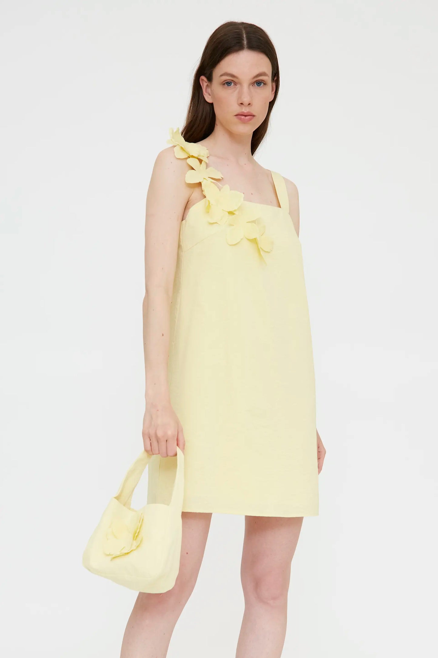 Vestido corto con detalle floral amarillo