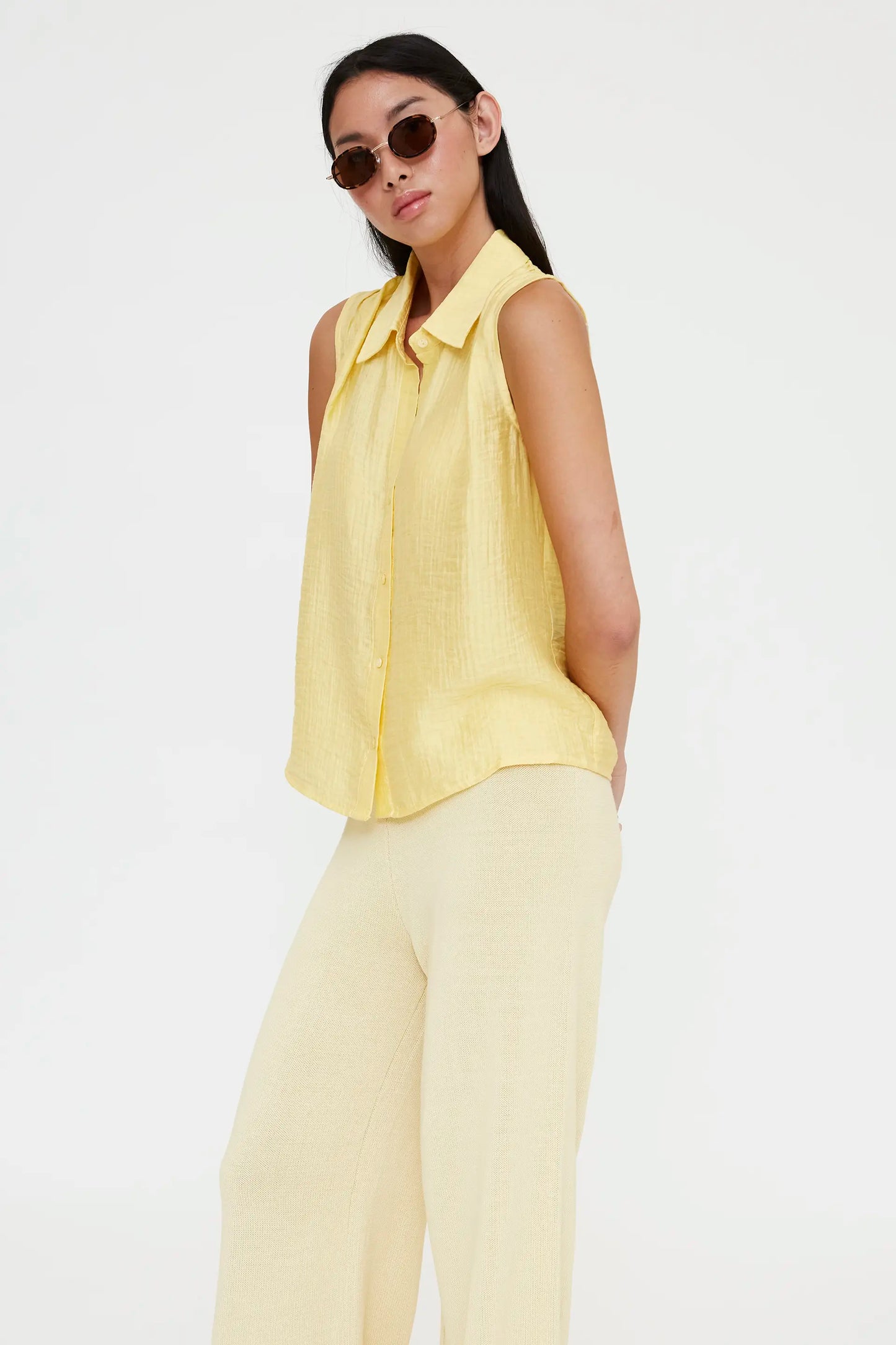 Camisa con textura amarilla