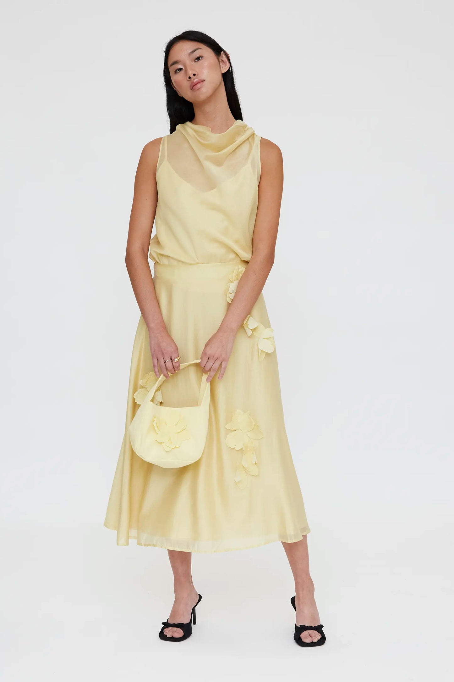 Falda midi fluida amarillo ligero