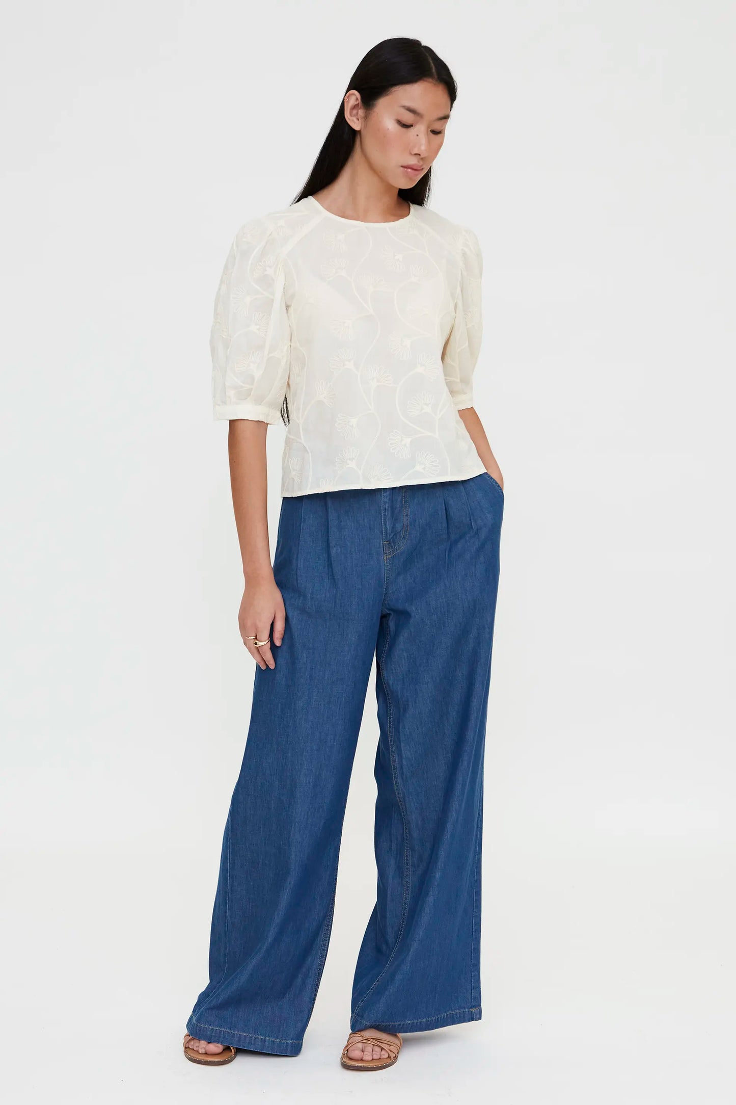 Top made of 100% off-white cotton with floral embroidery
