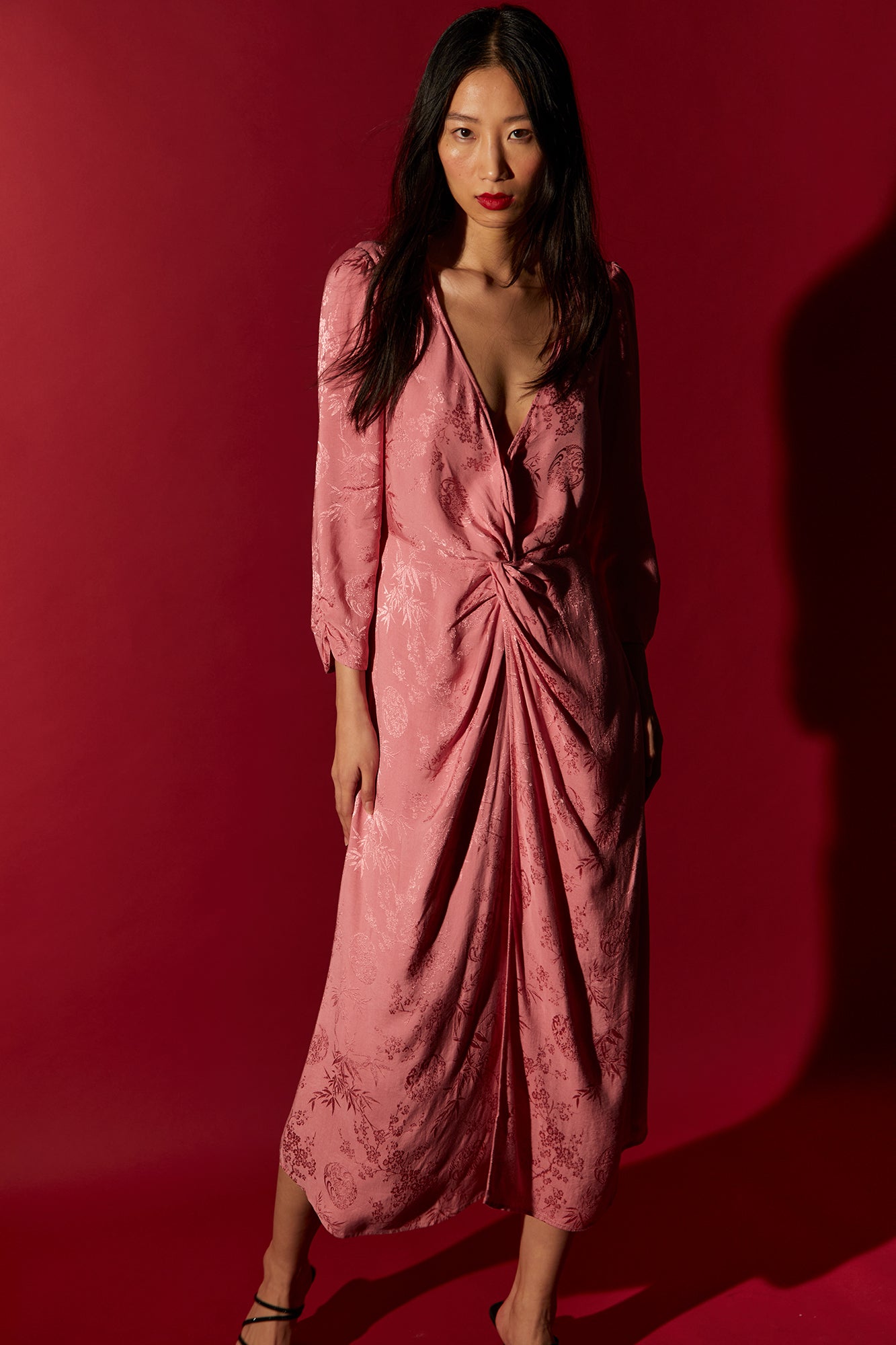 Midi dress with V-neckline in pink jacquard