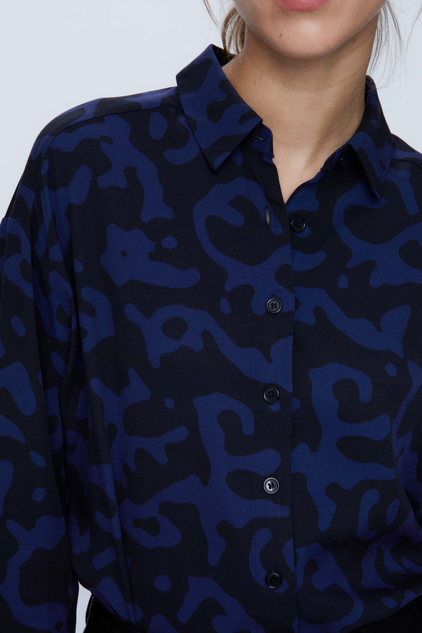 Camisa fluida con estampado abstracto azul