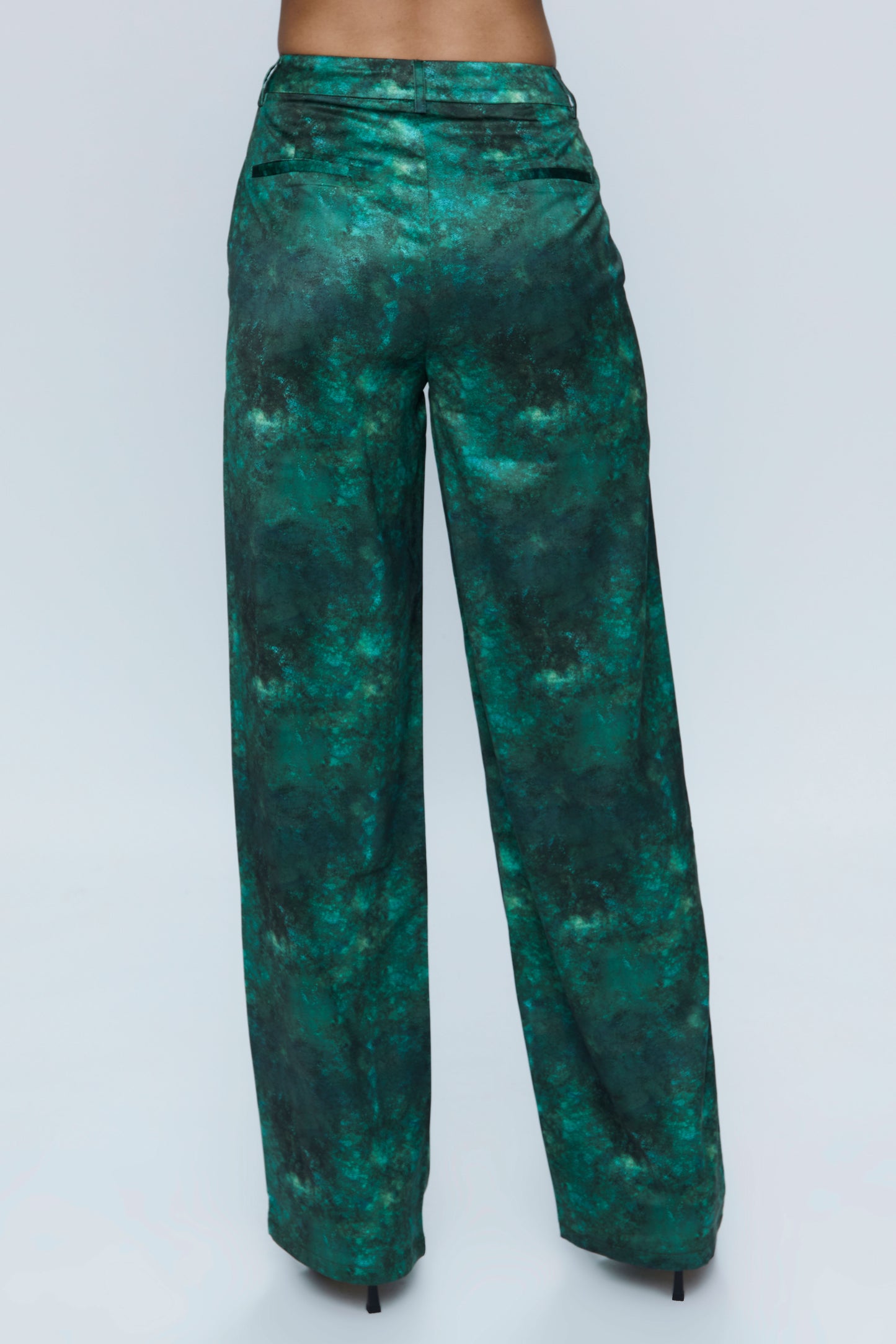 Pantalón fluido de traje con estampado verde
