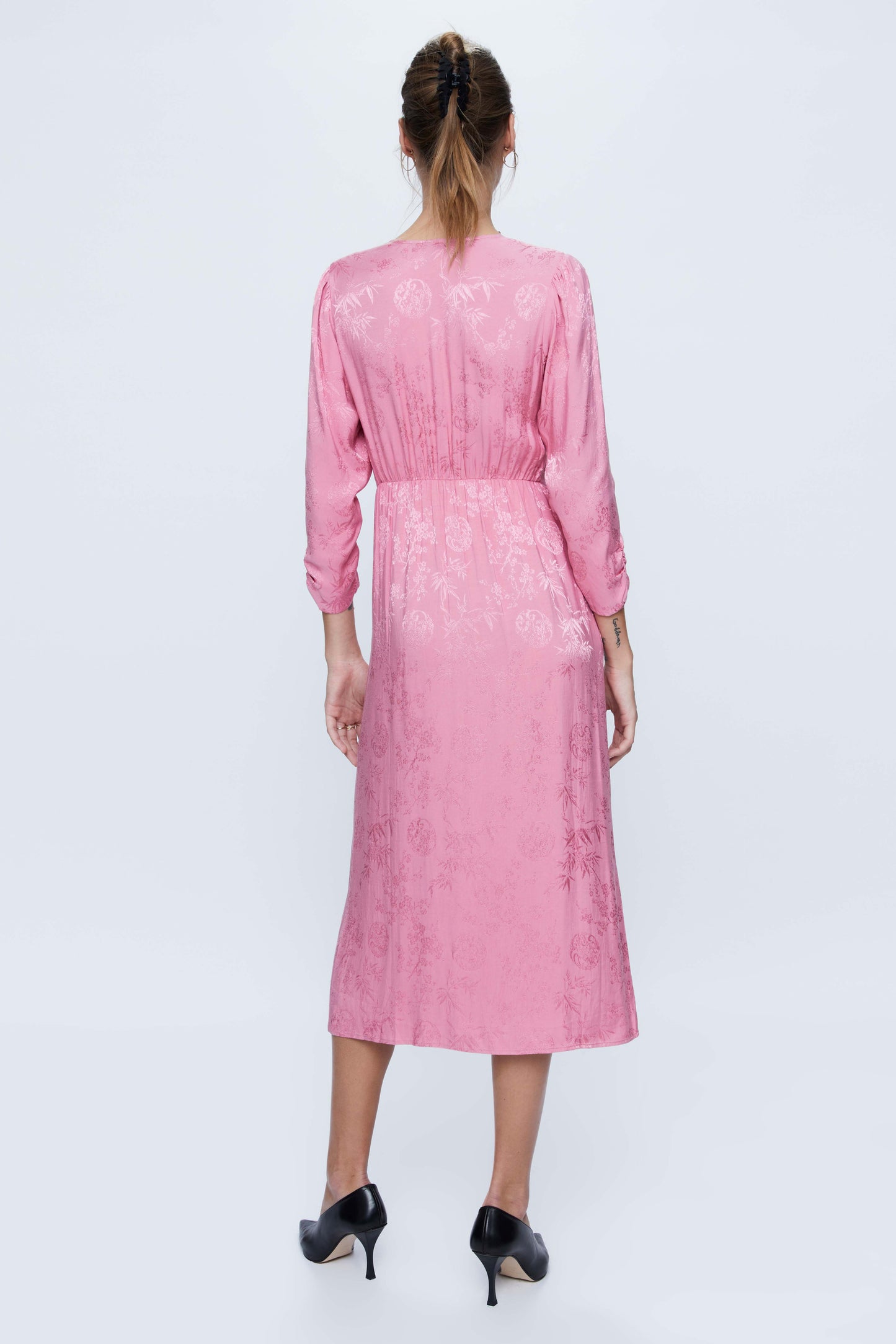 Midi dress with V-neckline in pink jacquard