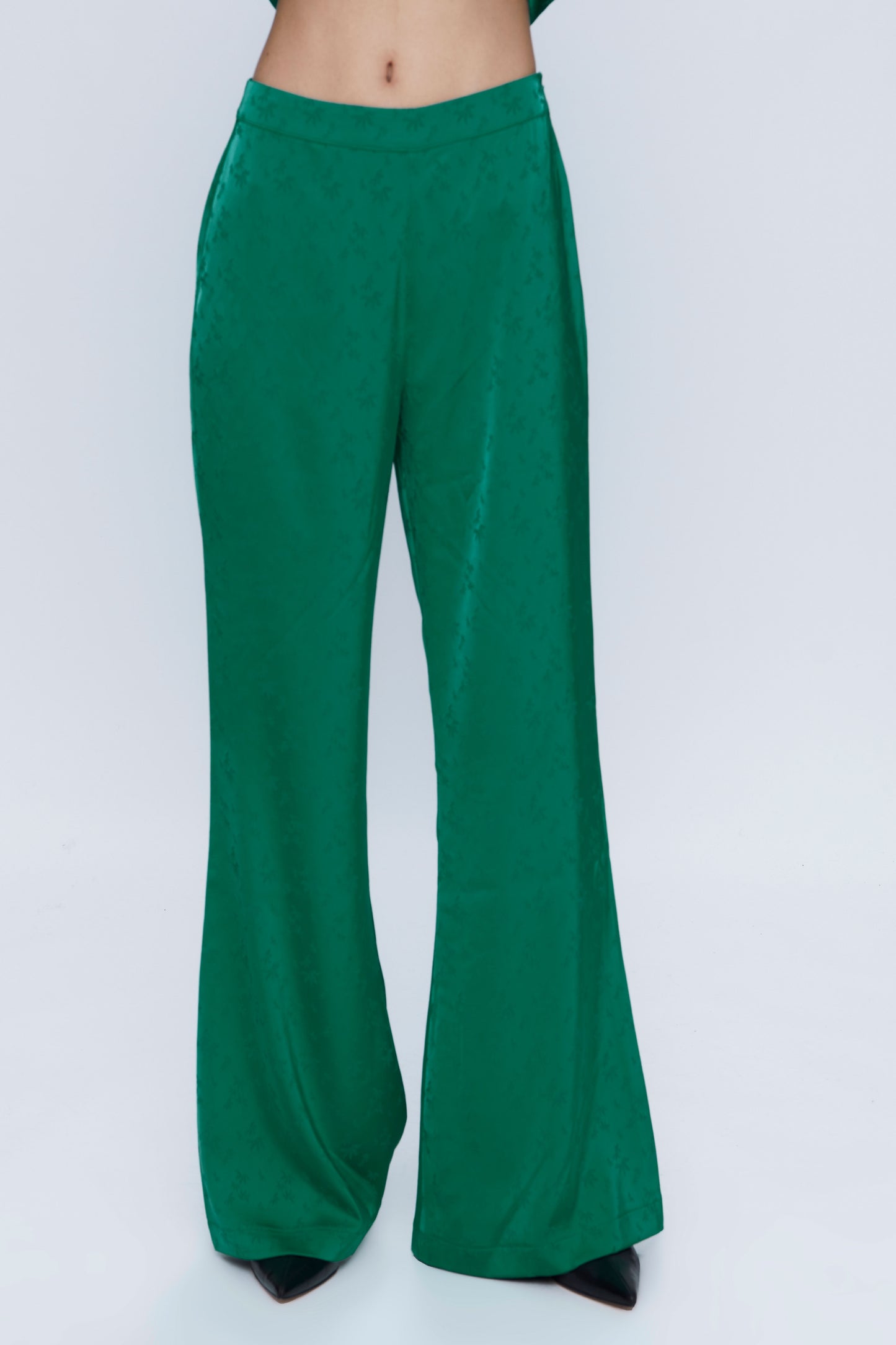 Flowing suit pants in green jacquard