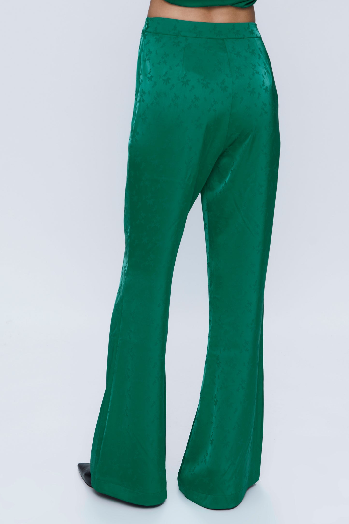 Flowing suit pants in green jacquard