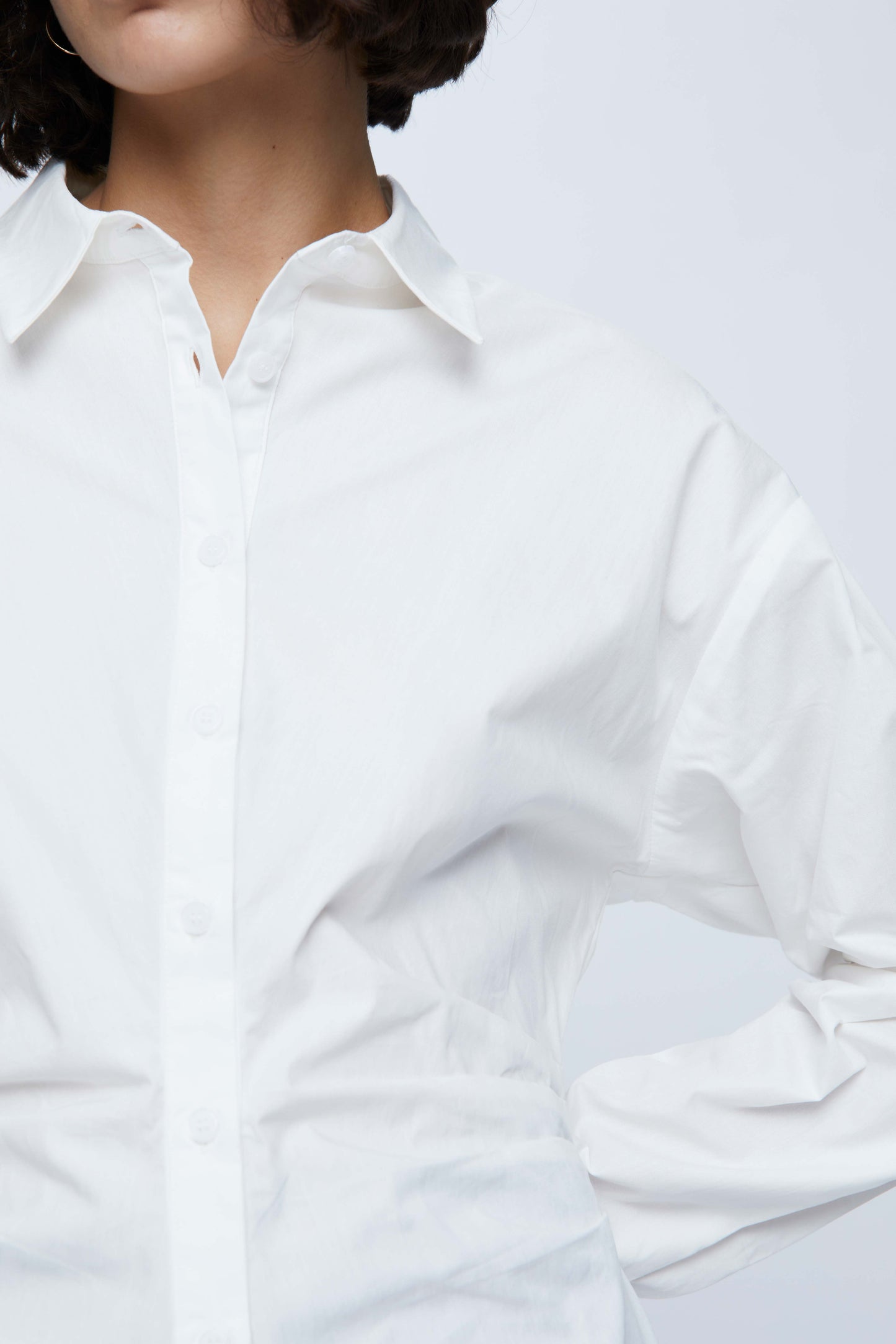 Camisa drapeada en popelín blanca