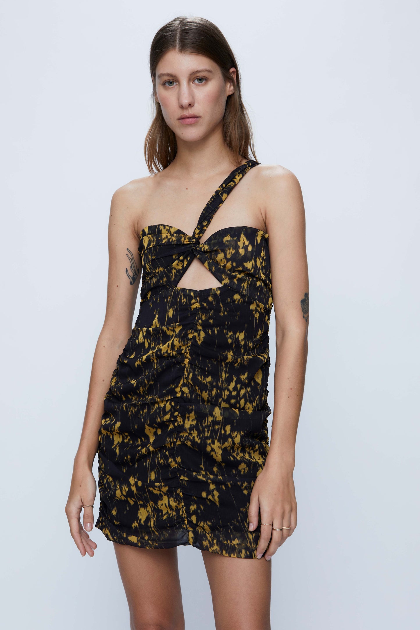 Short asymmetrical dress with bow and yellow oriental print