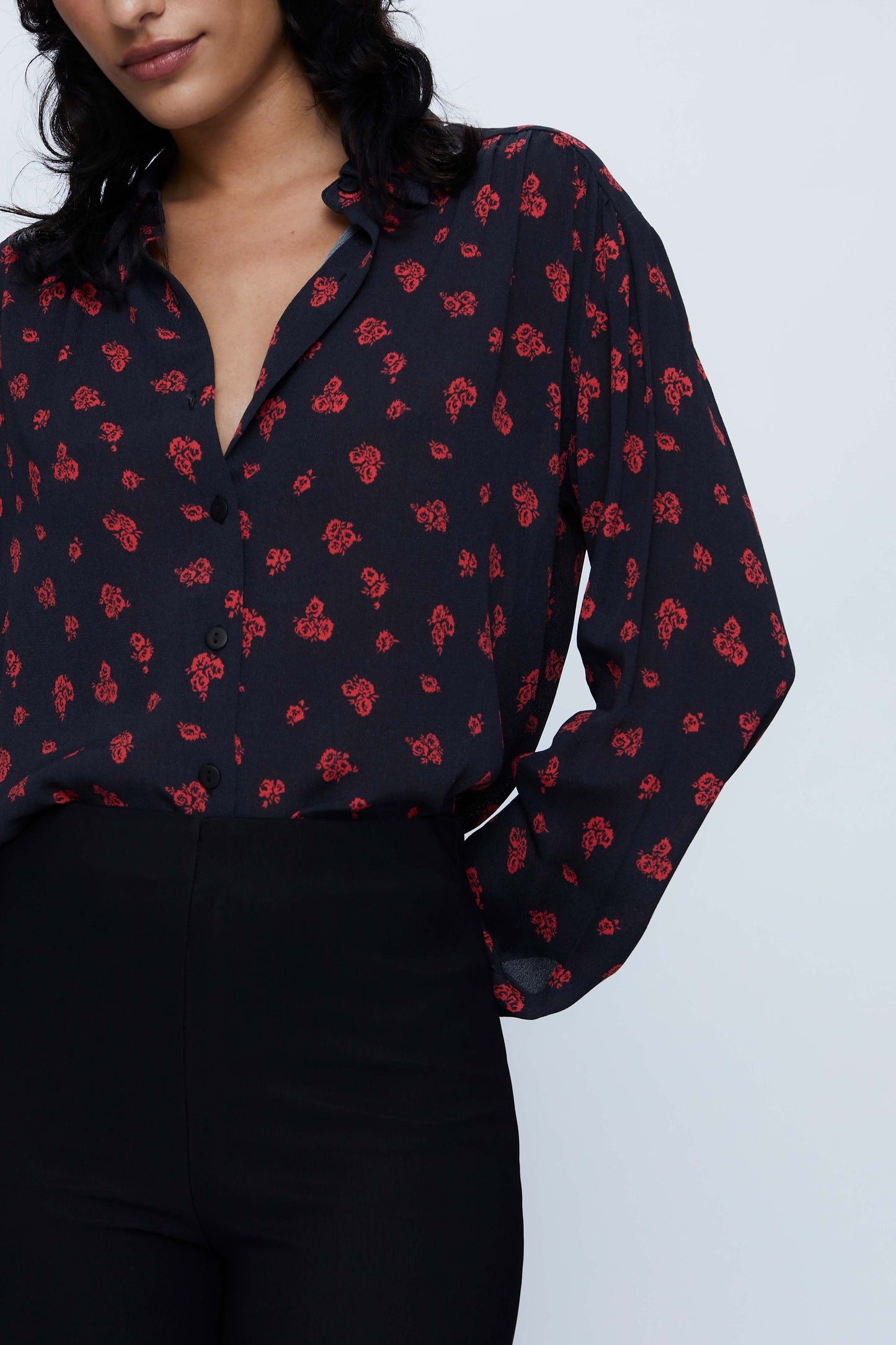 Camisa fluida con estampado de flores rojas