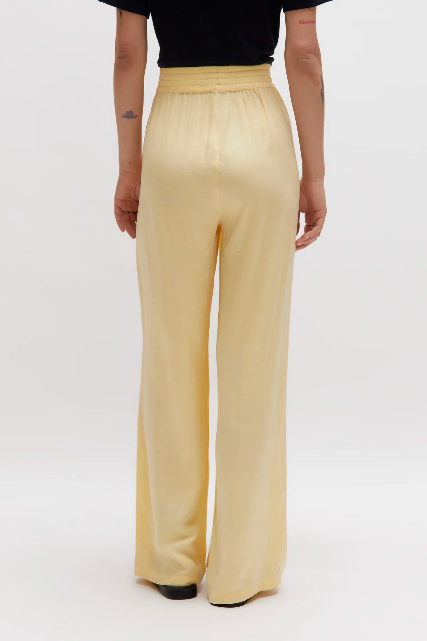 Pantalón fluido satinado amarillo