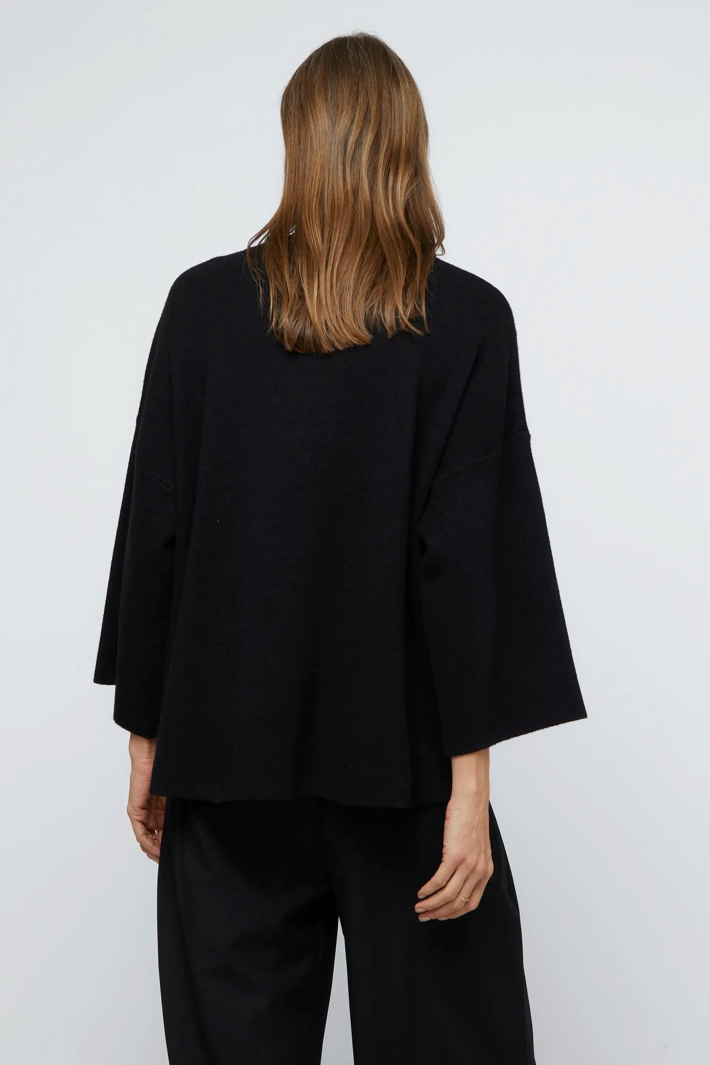 Black wide sleeve knitted jersey