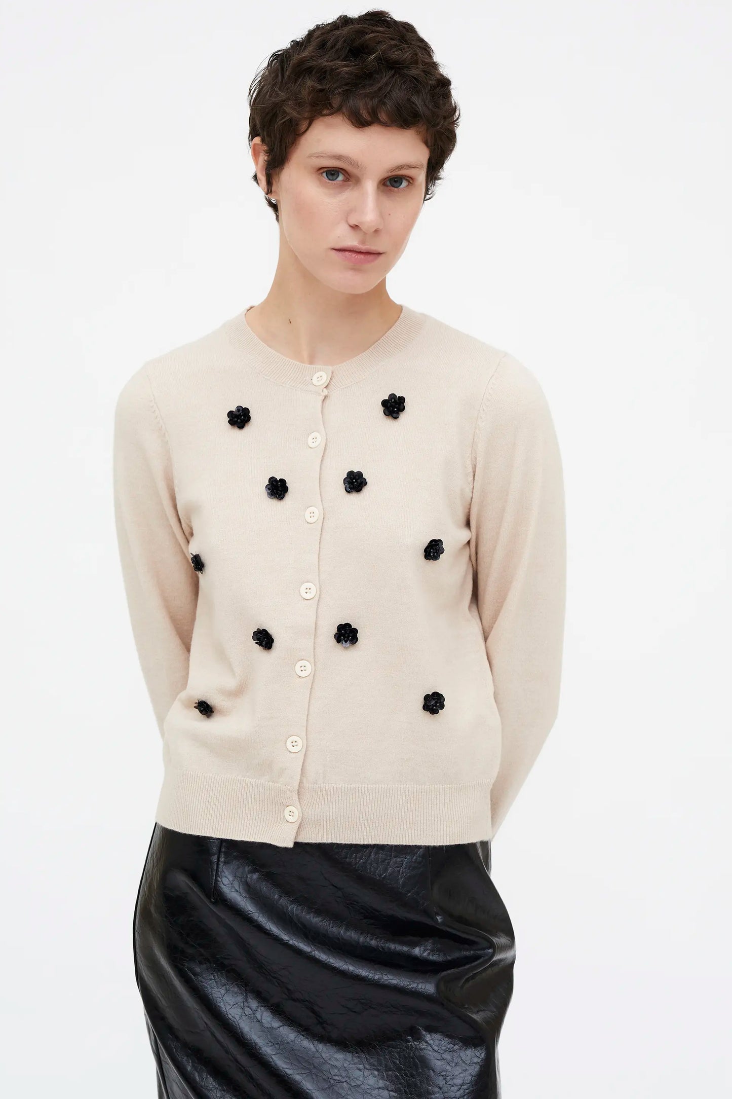 Cárdigan punto blanco con flores de lentejuelas