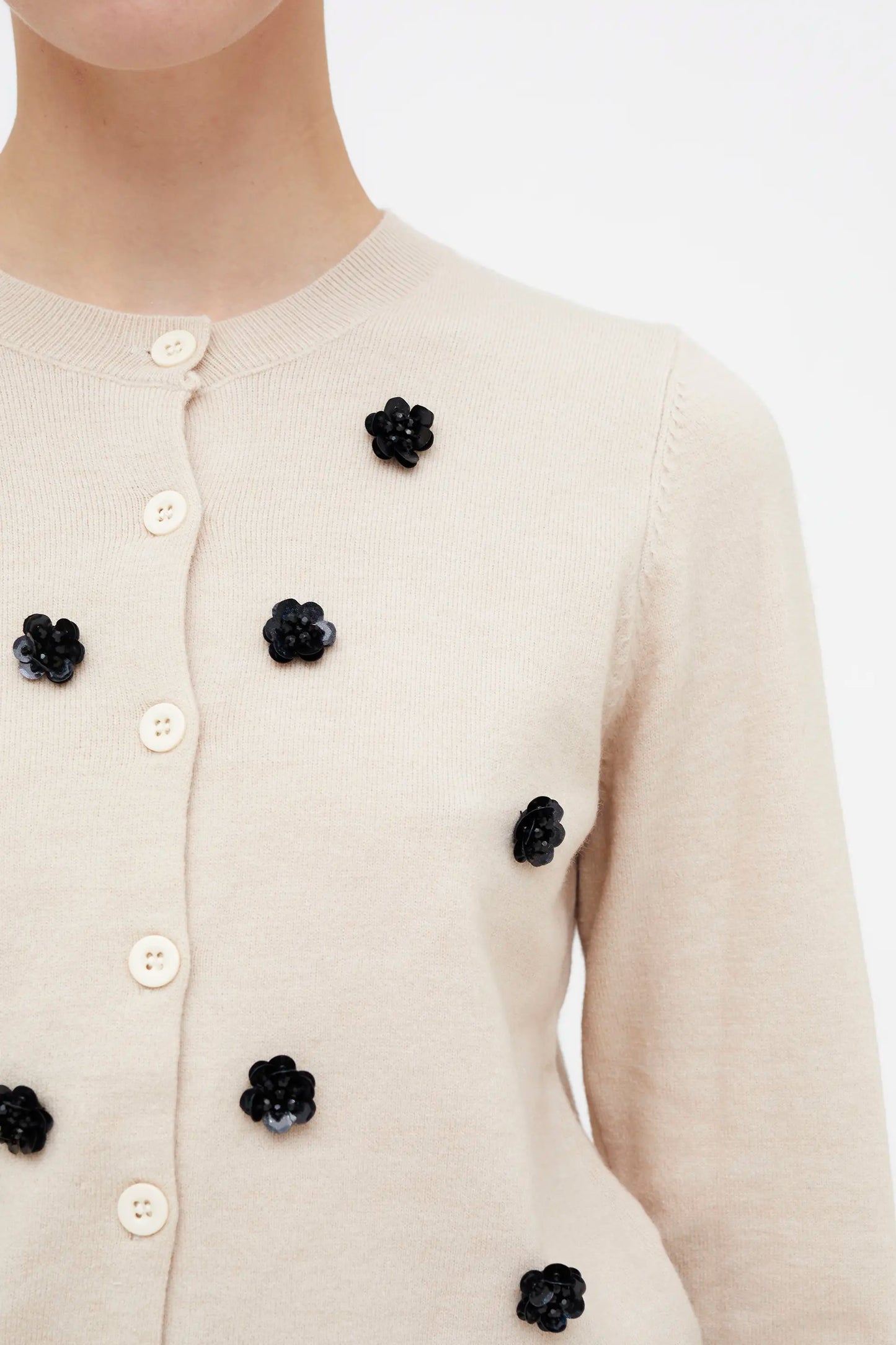 Cárdigan punto blanco con flores de lentejuelas