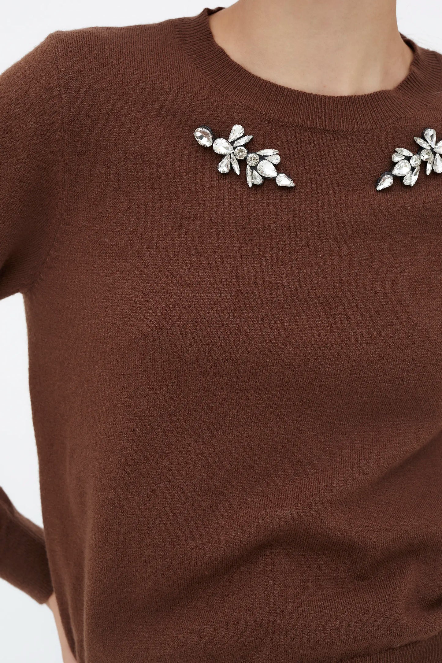 Jersey punto marrón con aplique joya