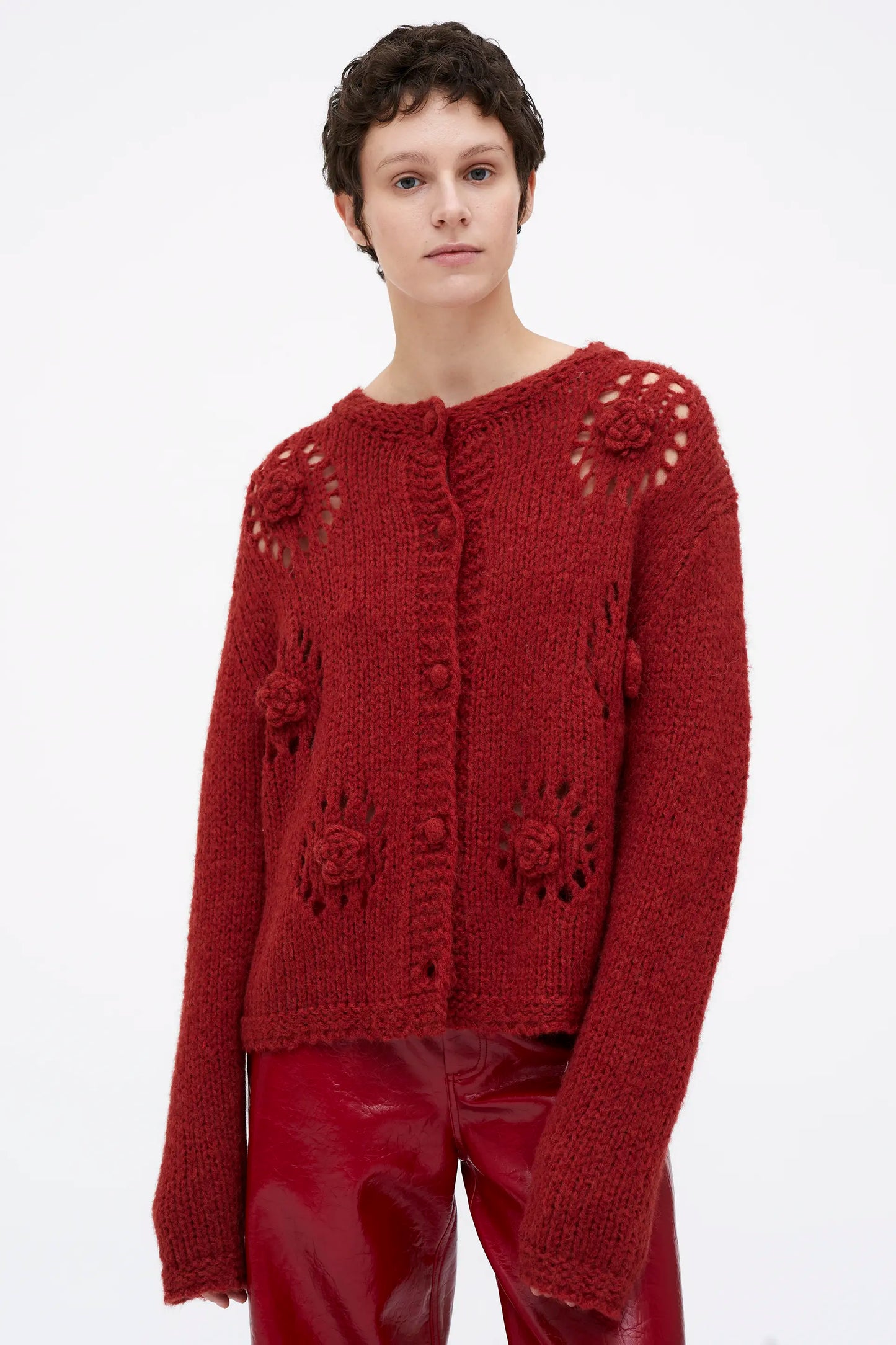 Cárdigan punto rojo con flores crochet