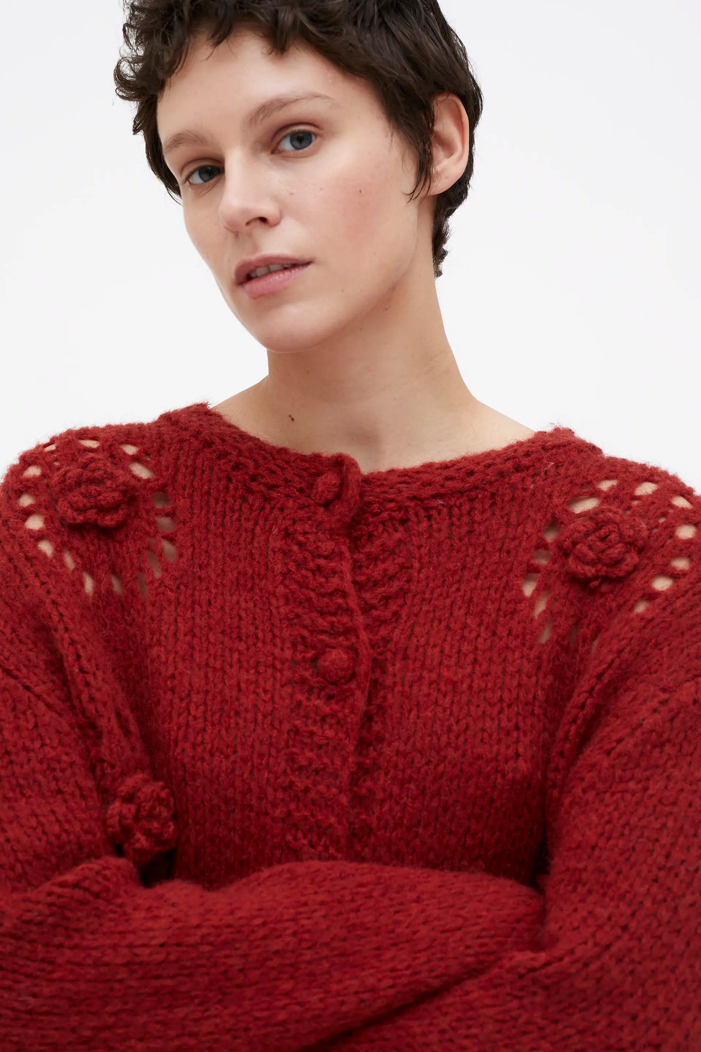 Cárdigan punto rojo con flores crochet