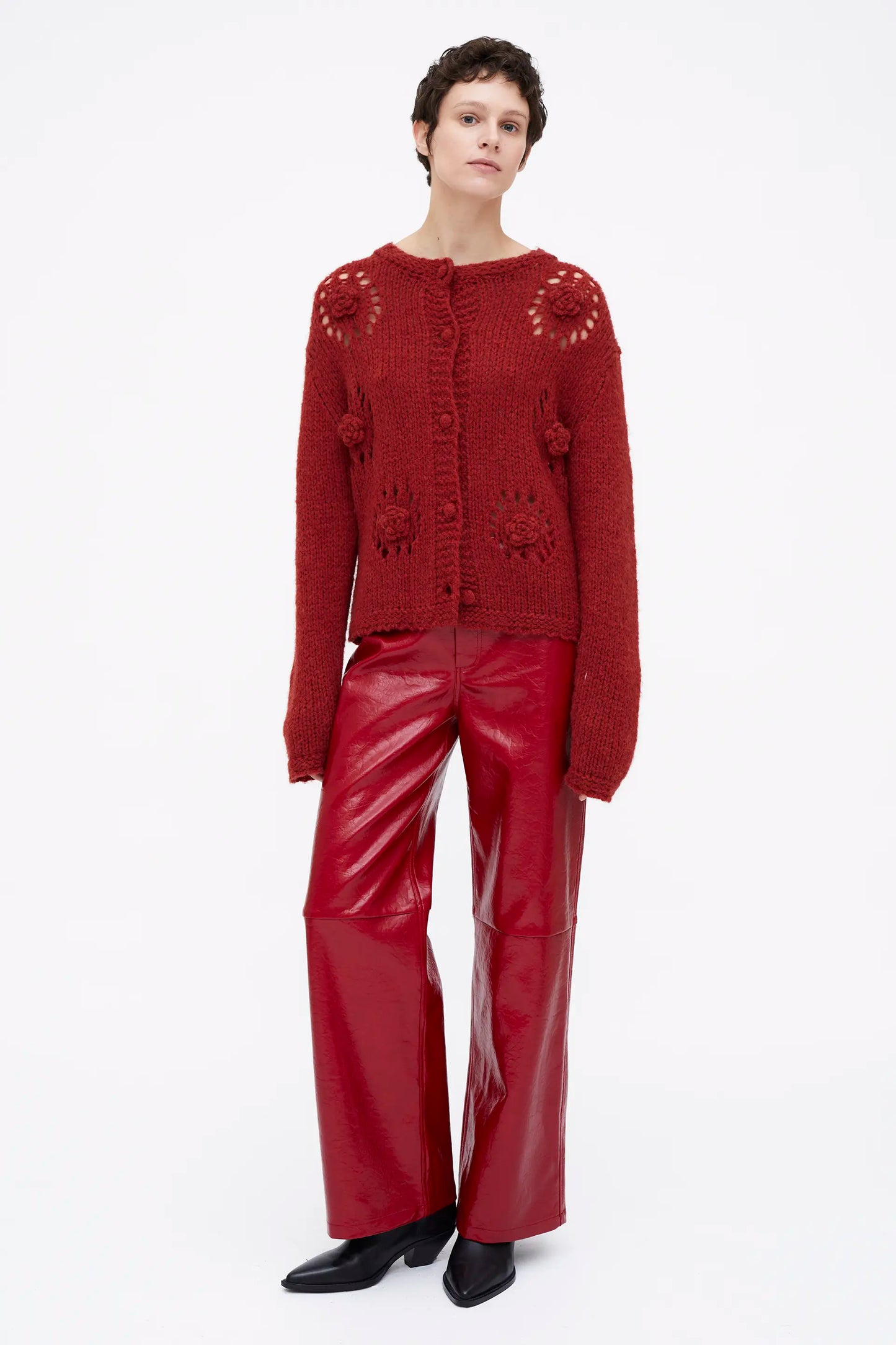 Cárdigan punto rojo con flores crochet