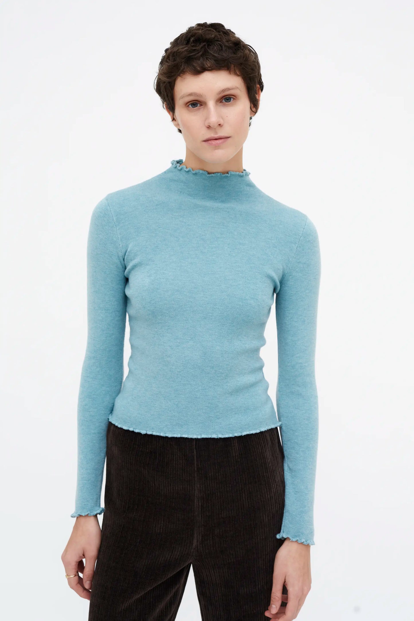 Top cuello perkins canalé azul