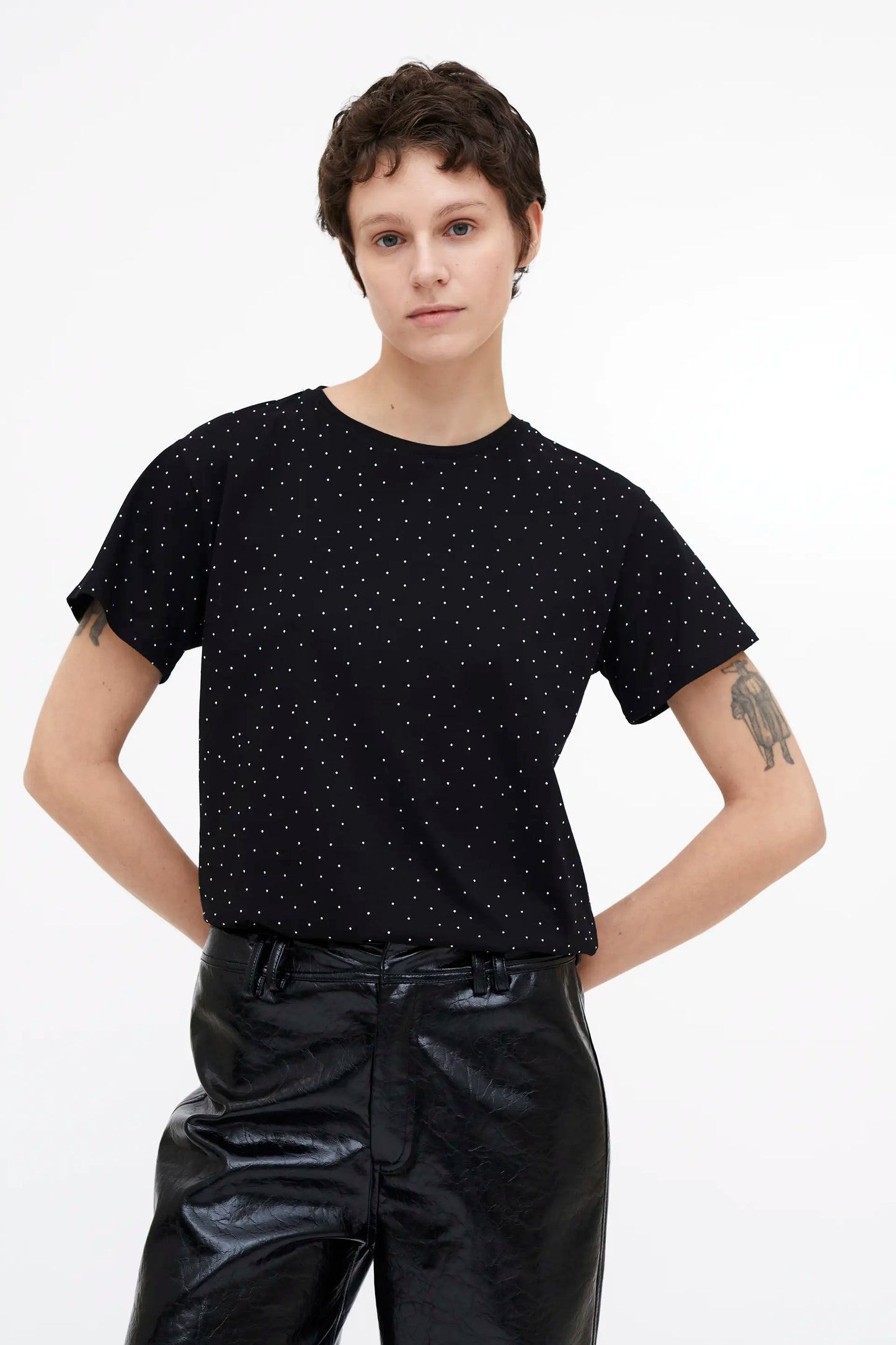 Camiseta negra  100% algodón con apliques blancos