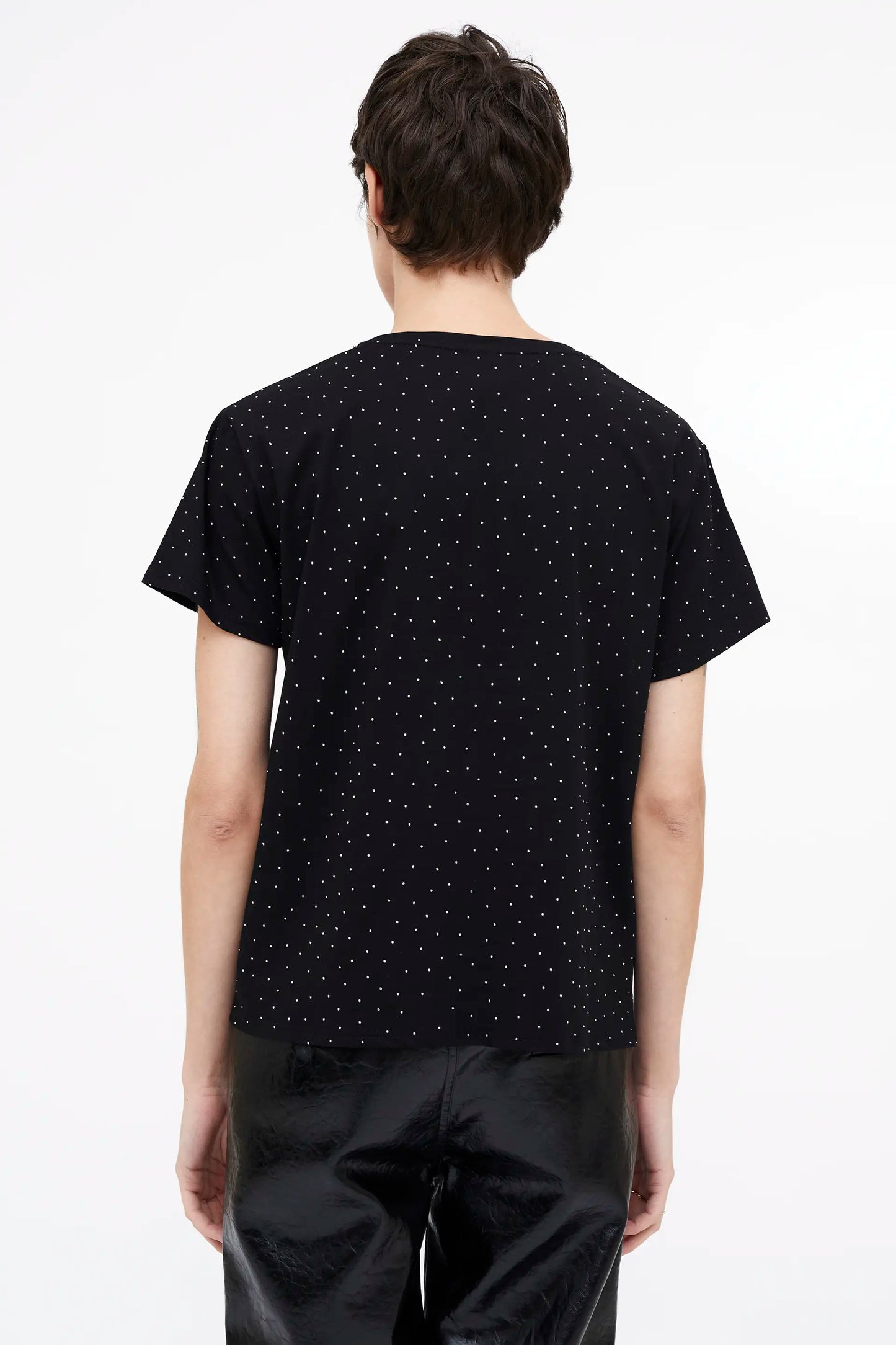 Camiseta negra  100% algodón con apliques blancos