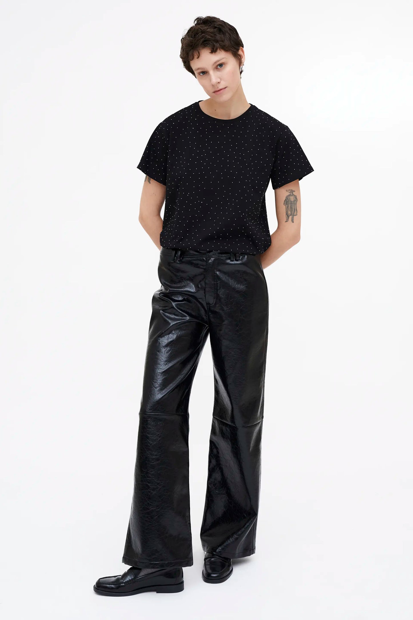 Camiseta negra  100% algodón con apliques blancos