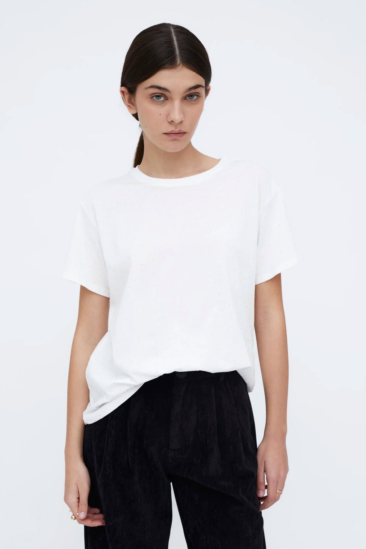 Camiseta blanca 100% algodón con apliques plateados