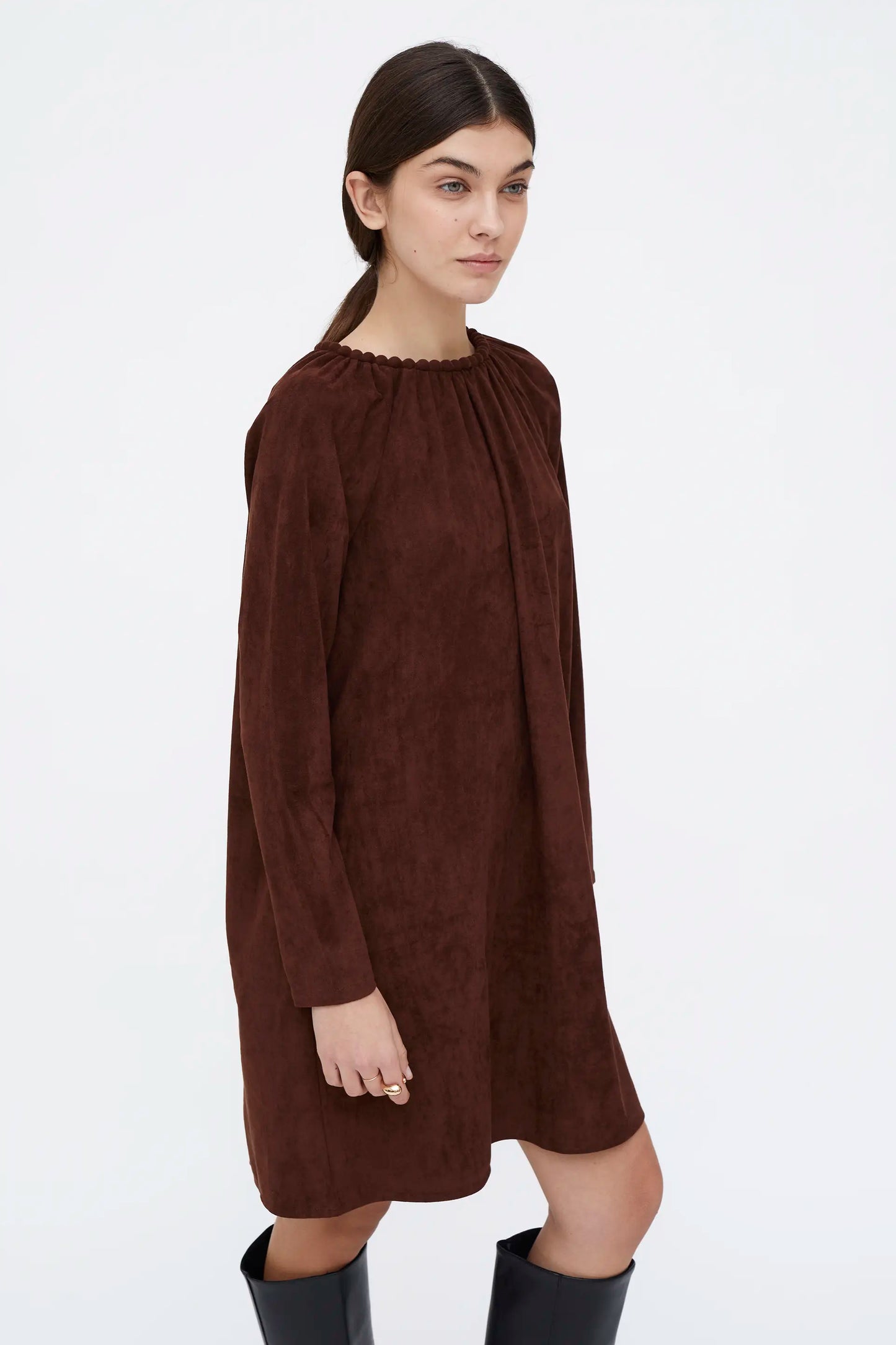 Vestido corto fluido ante marrón