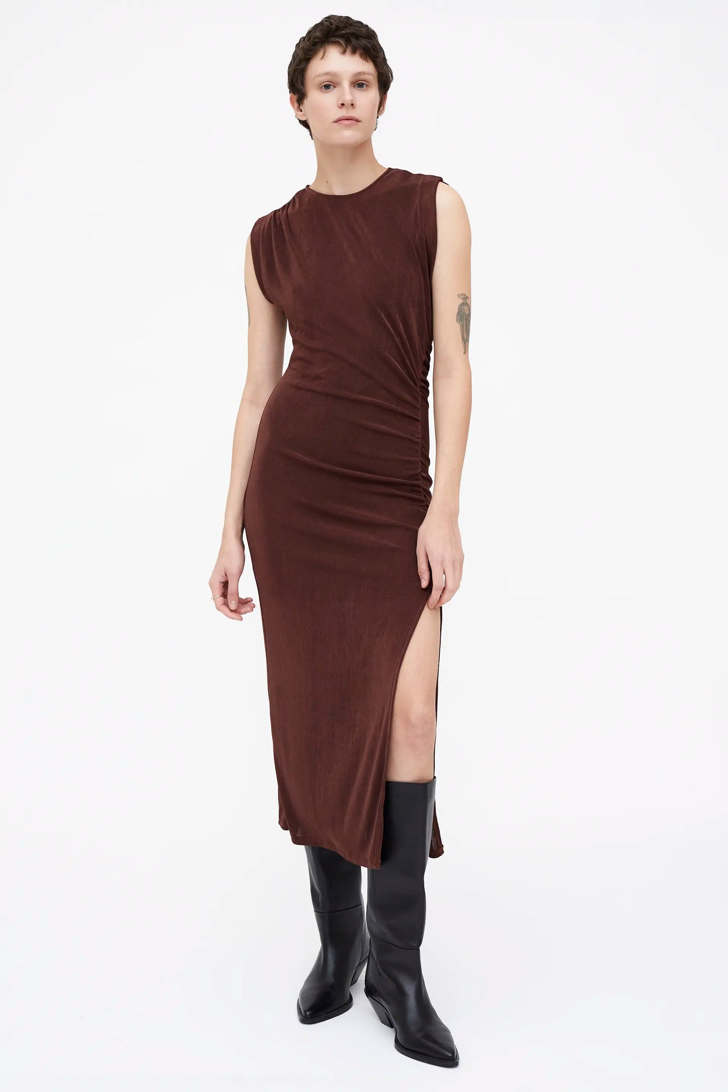 Vestido midi fruncido marrón