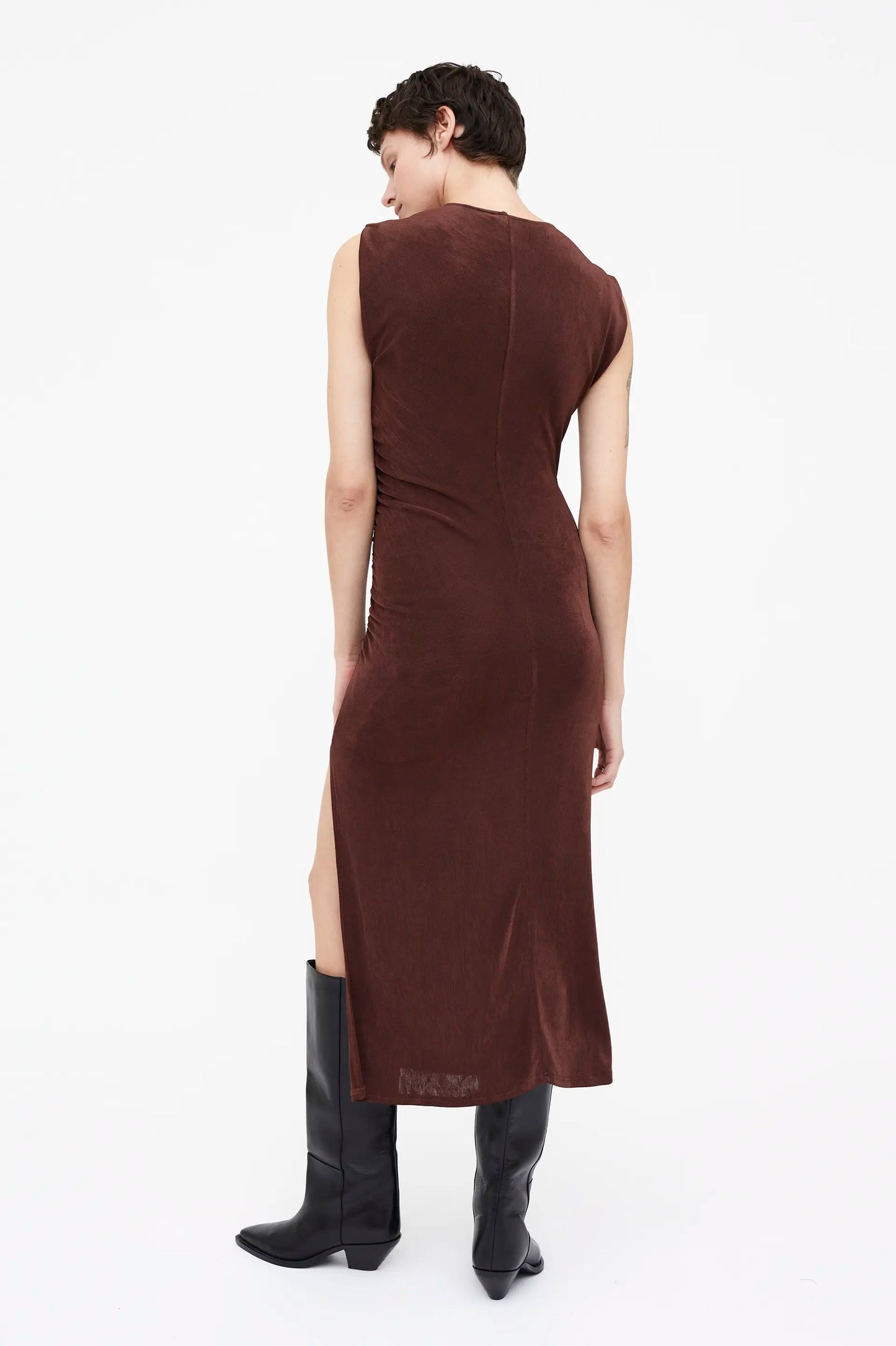 Vestido midi fruncido marrón