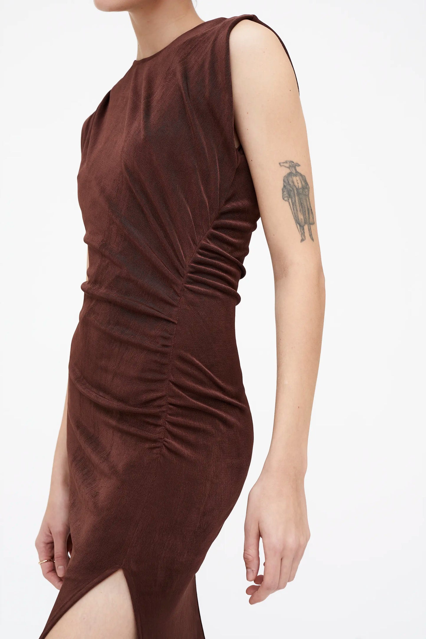 Vestido midi fruncido marrón