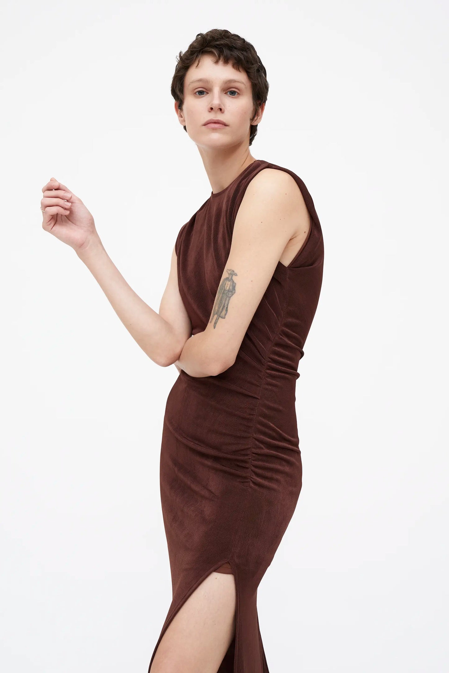 Vestido midi fruncido marrón