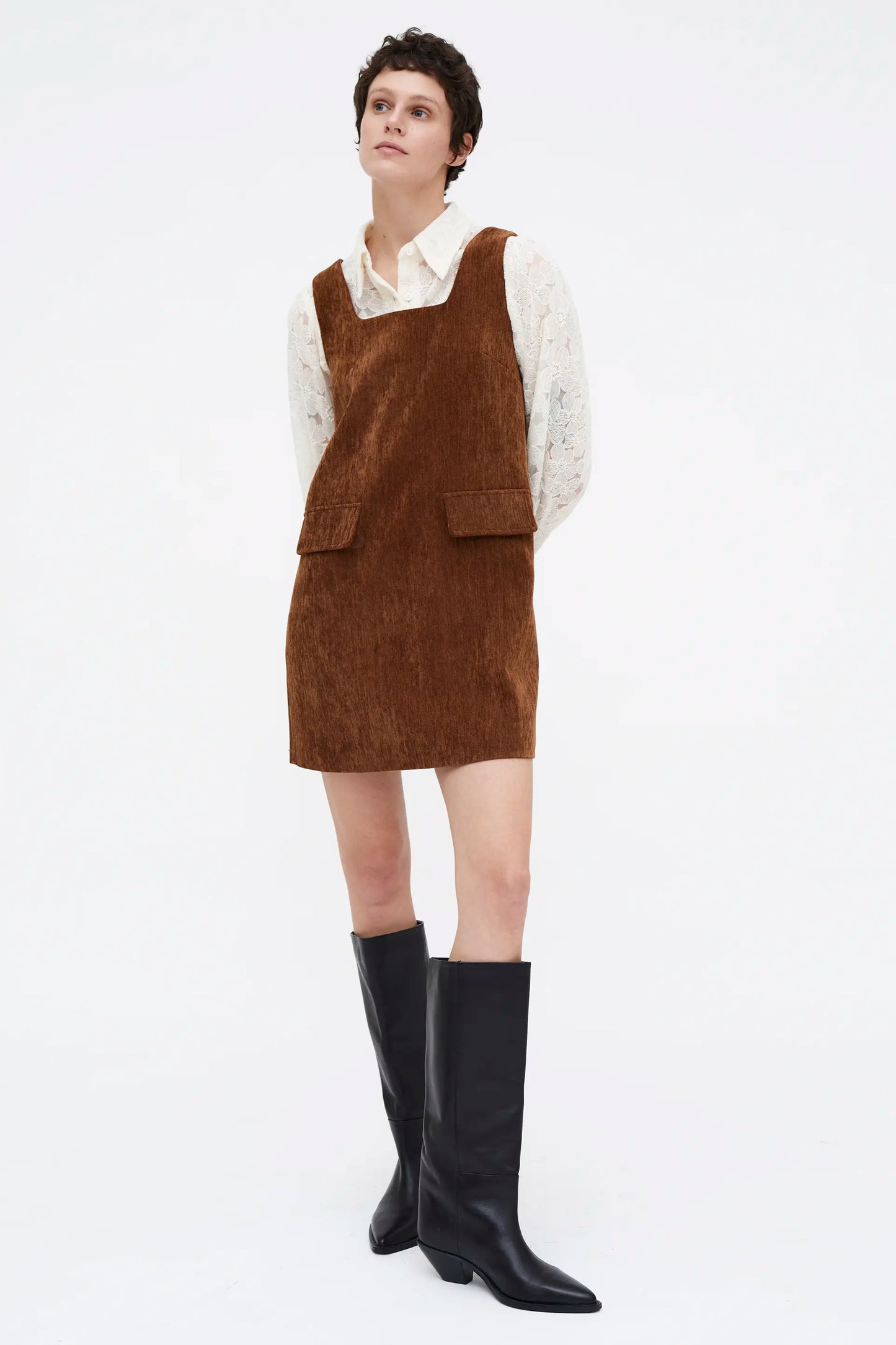 Vestido corto efecto aterciopelado marrón