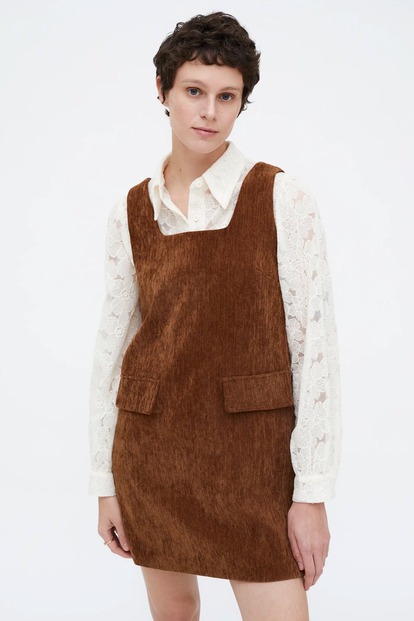 Vestido corto efecto aterciopelado marrón