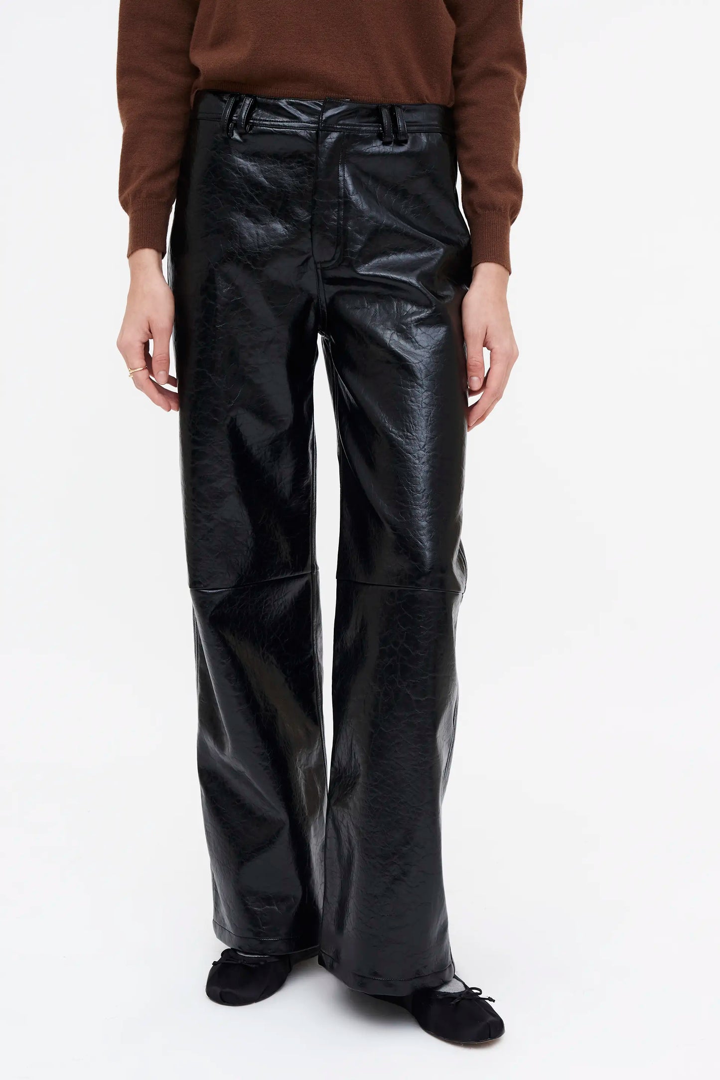 Pantalón recto cuero sintético negro