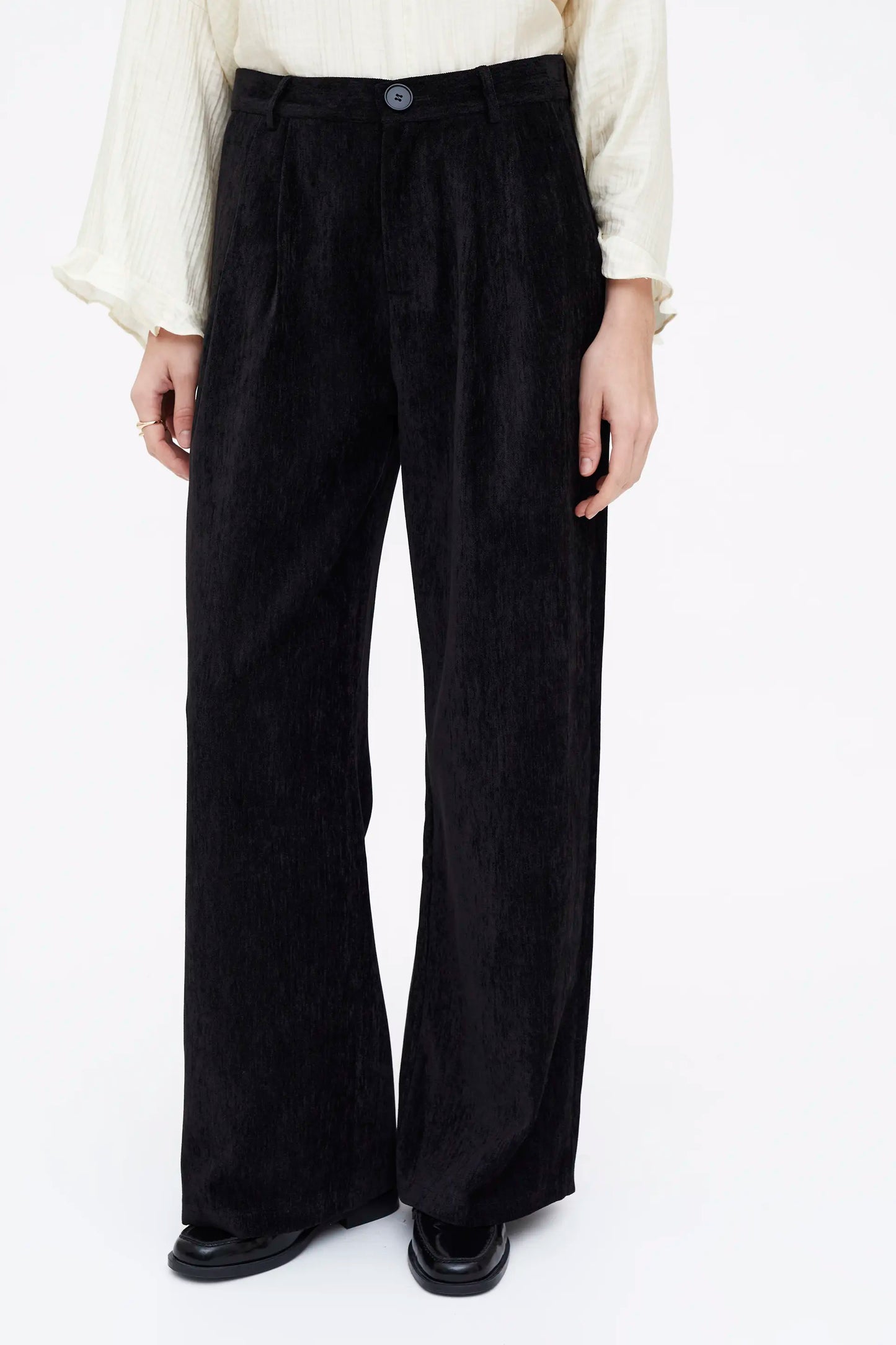 Pantalón negro con efecto aterciopelado