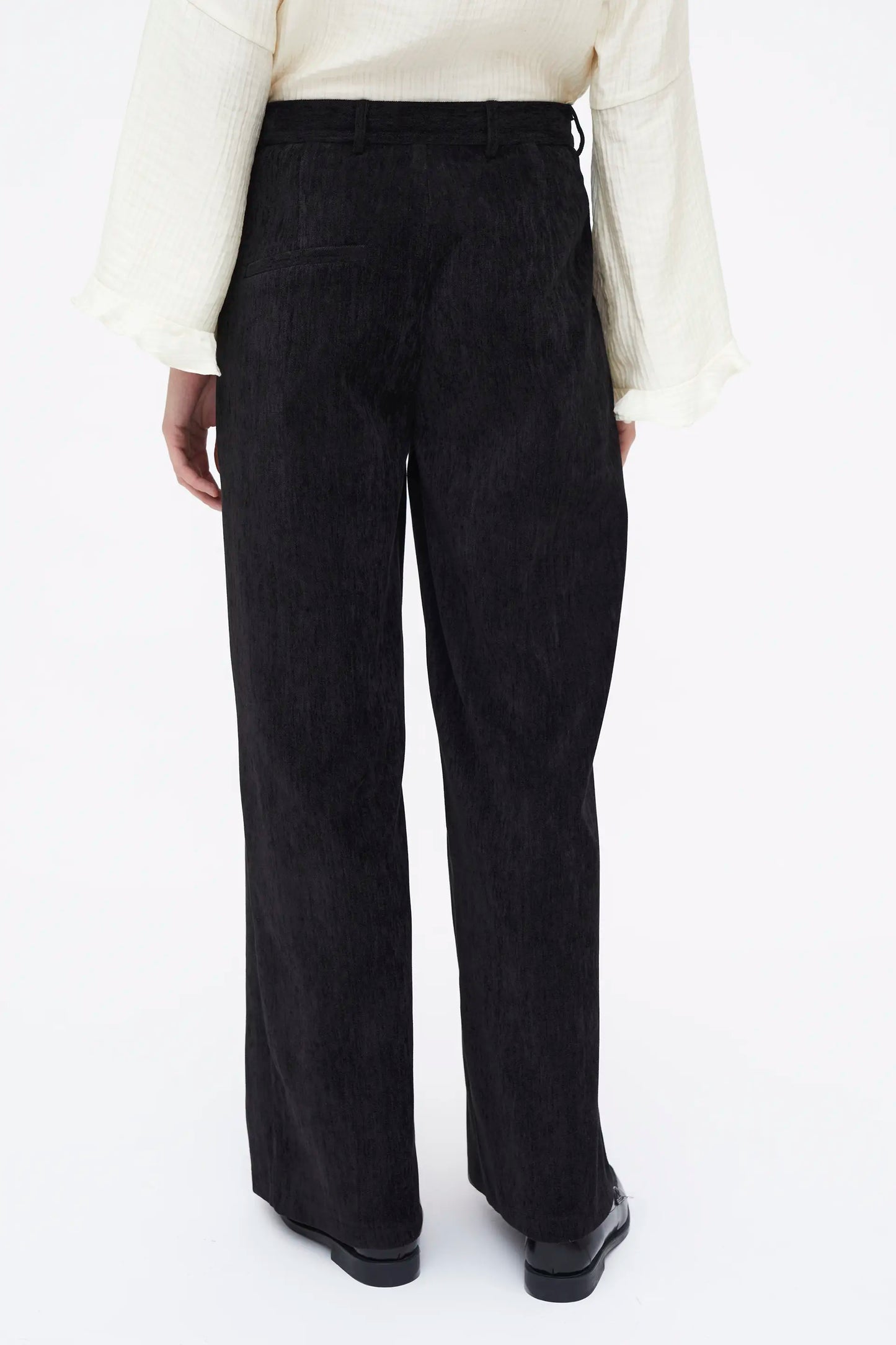 Pantalón negro con efecto aterciopelado