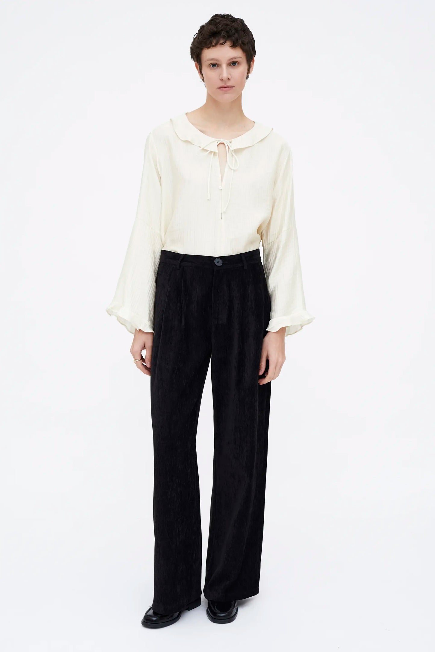 Pantalón negro con efecto aterciopelado