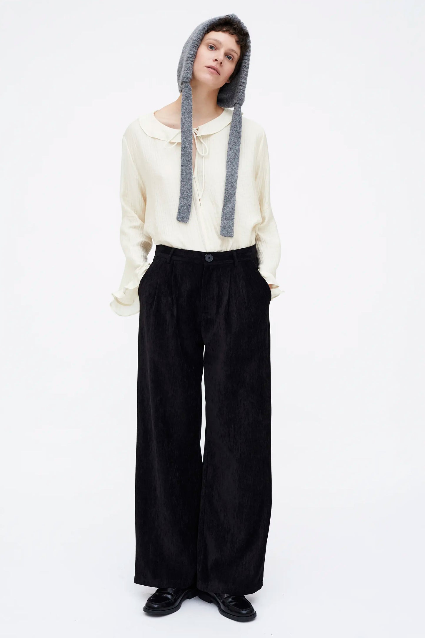 Pantalón negro con efecto aterciopelado