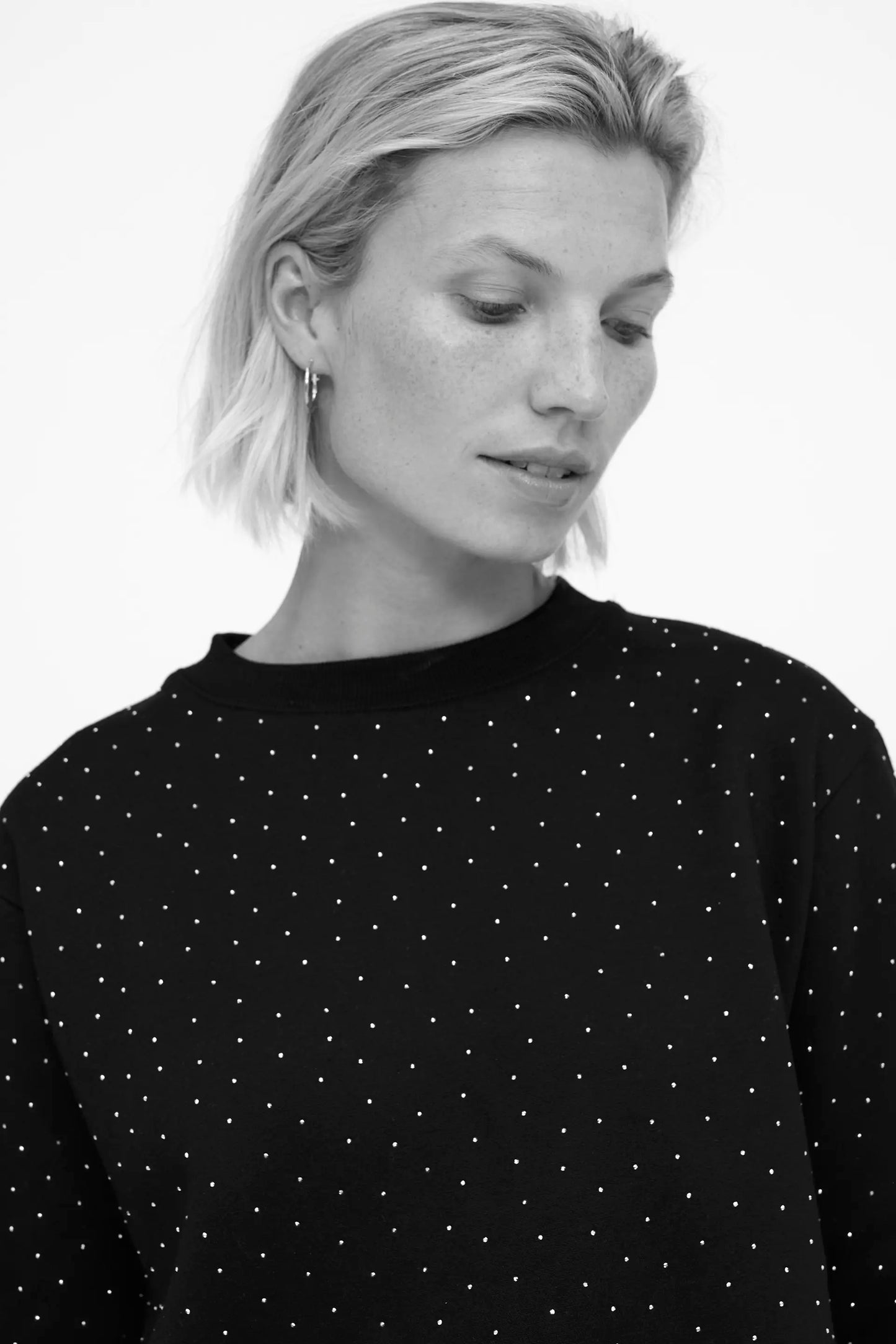 Sudadera negra con strass plateado