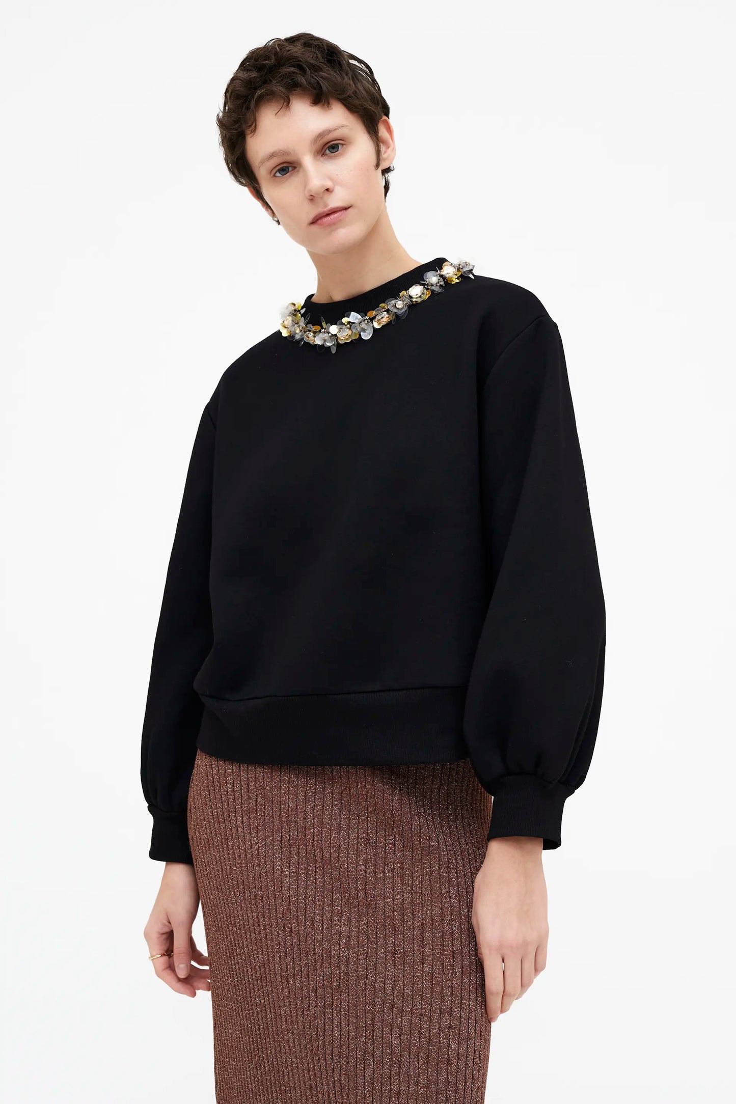 Sudadera negra con cuello joya