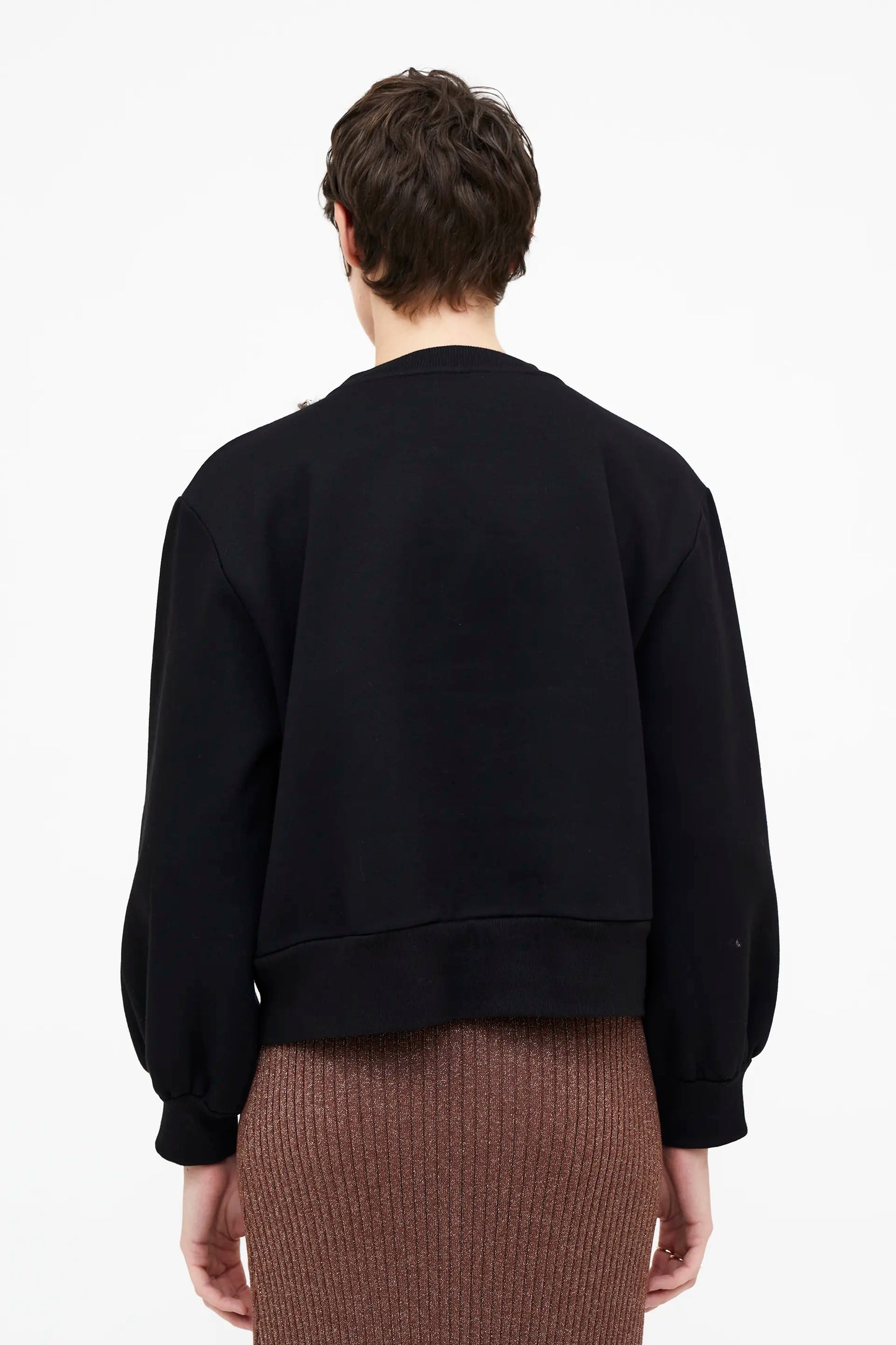 Sudadera negra con cuello joya