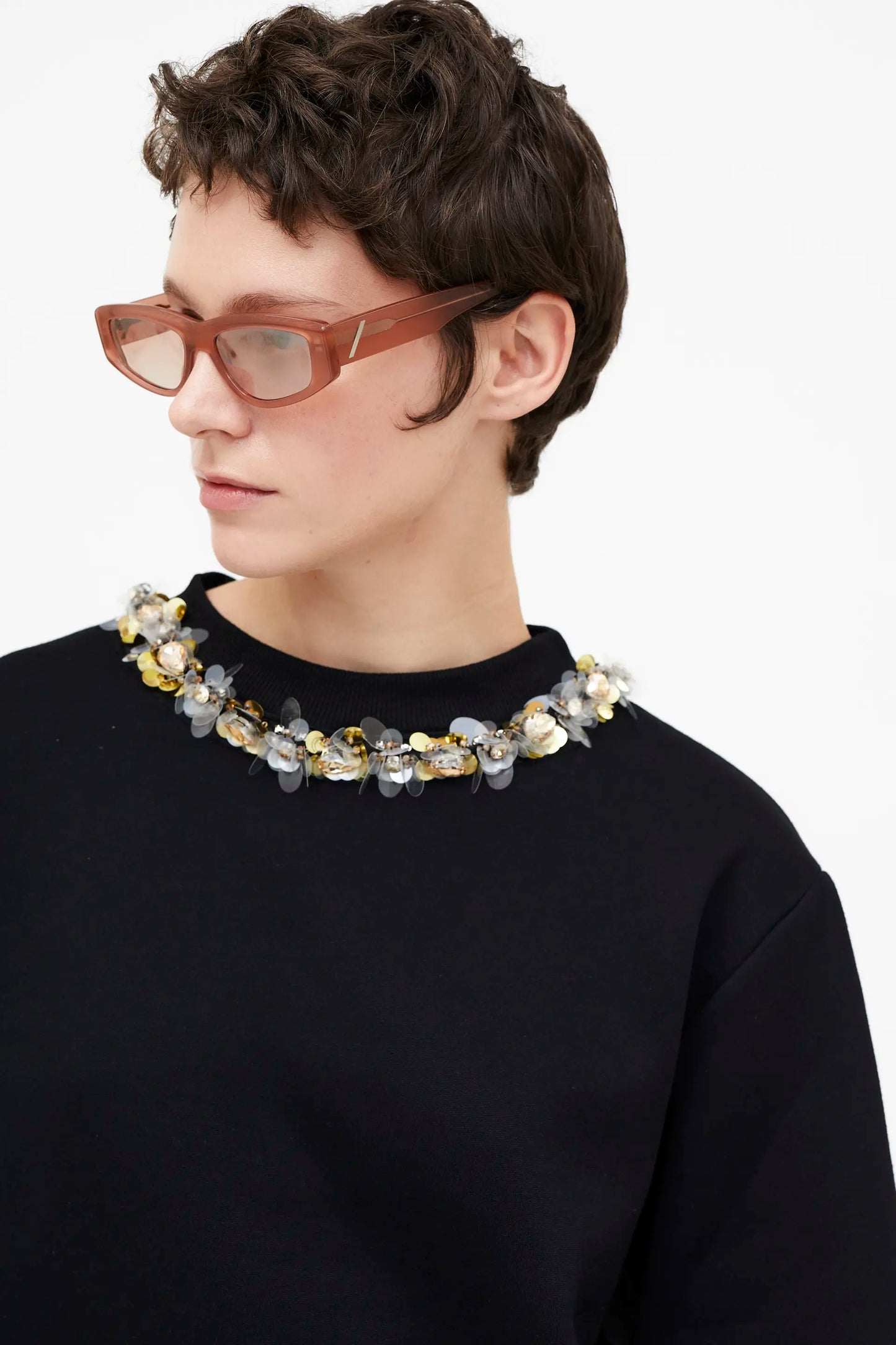 Sudadera negra con cuello joya