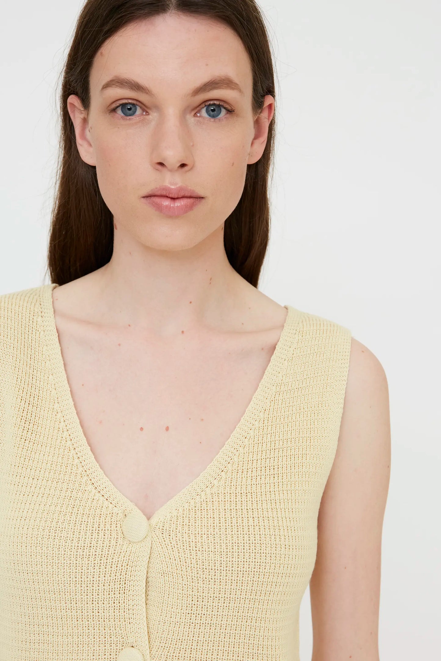 Top punto con botones amarillo