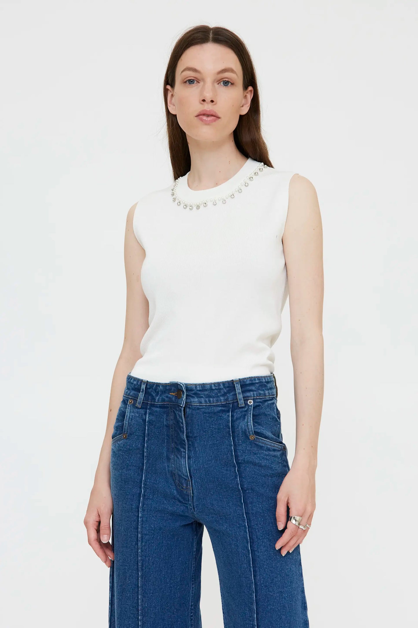 Top punto blanco con cuello joya