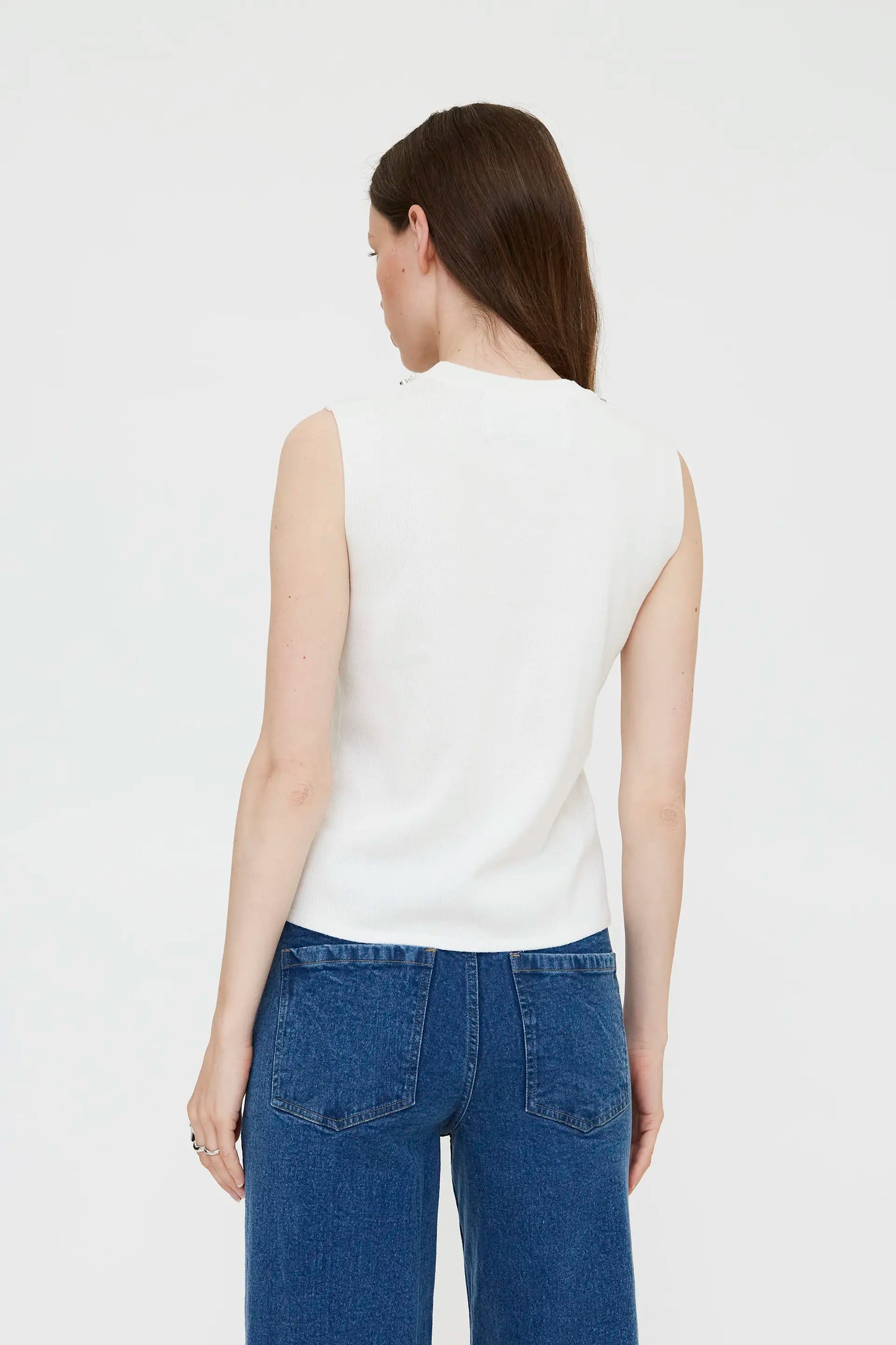 Top punto blanco con cuello joya