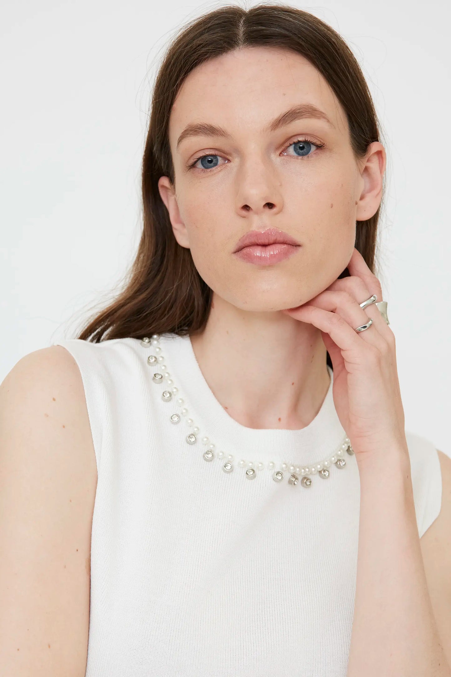 Top punto blanco con cuello joya